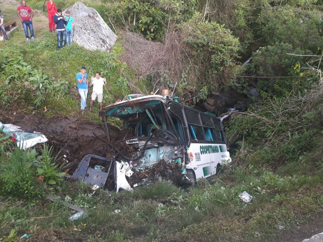 Cinco personas muertas deja choque entre bus y tractocamión en Antioquia