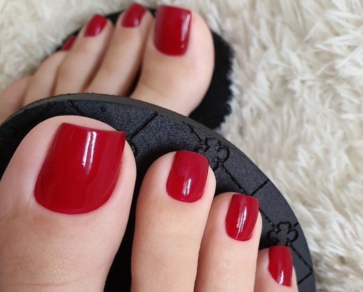 El rojo es el color del otoño-invierno 2024 y también se refleja en las uñas.