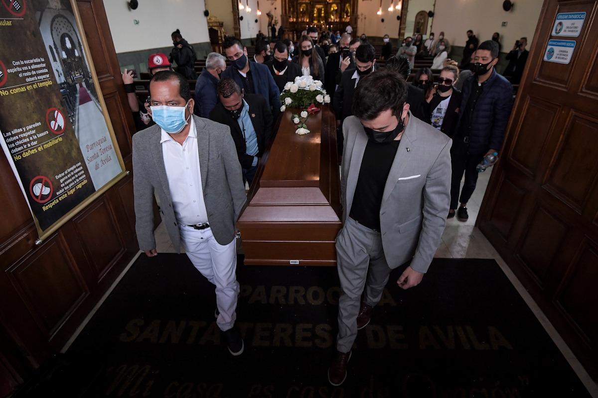 Y la indignación no solo ha sido de la ciudadanía, sino también de funcionarios públicos como la alcaldesa de Bogotá, Claudia López, que aseguró que lo que le sucedió a Javier Ordóñez no fue solo un caso de abuso policíal: “Asesinaron a Javier Ordóñez, dispararon indiscriminadamente a ciudadanos y desobedecieron las instrucciones expresas y públicas de la Alcaldía. ¿Entonces a quién obedecen? Urge justicia, sanción y reforma”, dijo.