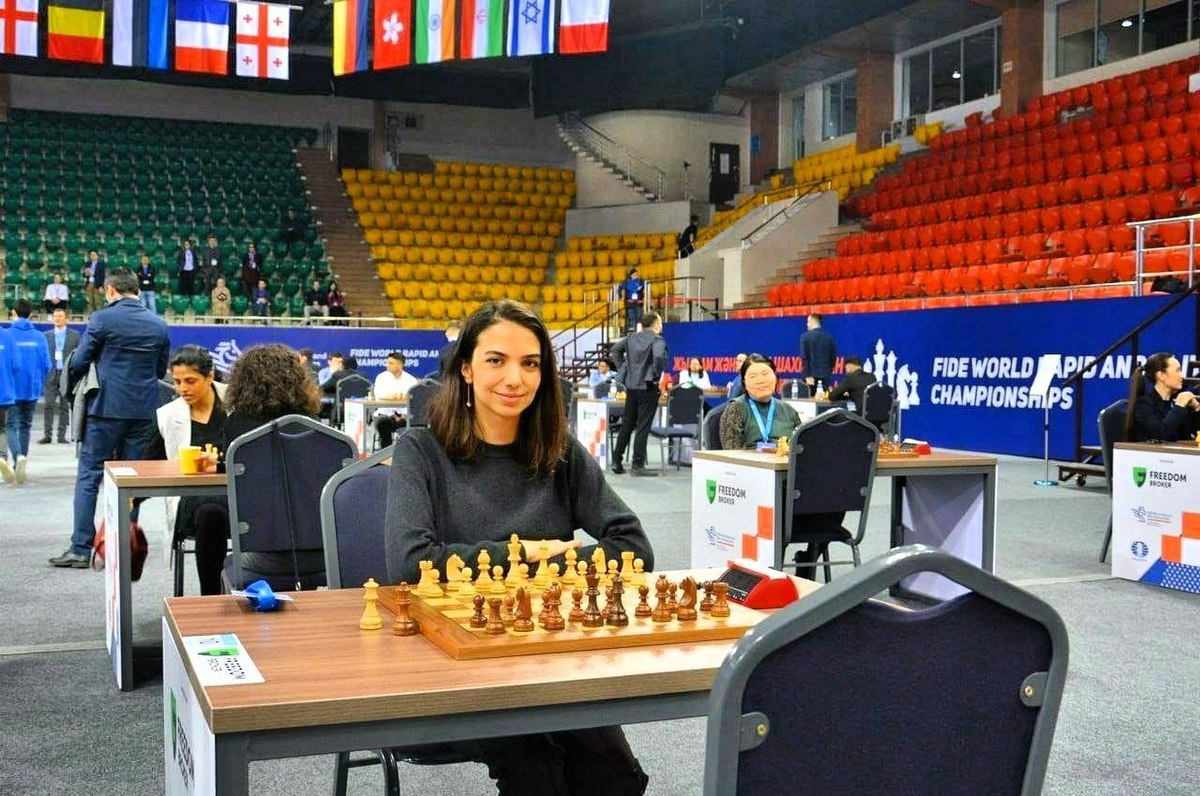La ajedrecista iraní Sara Khadem participa en un campeonato mundial sin hiyab