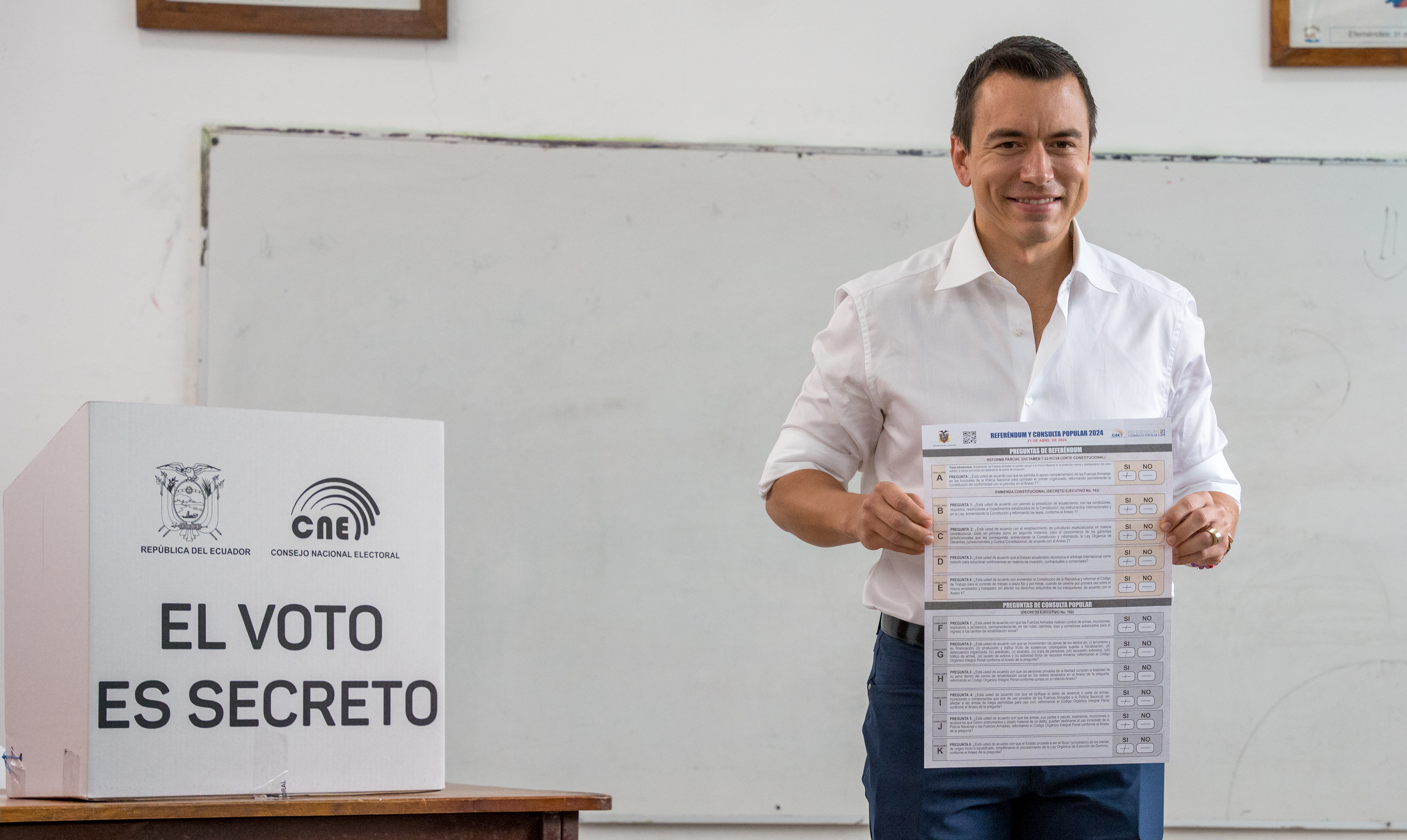 QUI01. OLON (ECUADOR), 21/04/2024.- El presidente de Ecuador, Daniel Noboa, vota el referéndum de once preguntas este domingo en Olón (Ecuador). El referéndum, convocado por el presidente Daniel Noboa, consiste en once preguntas a responder por la ciudadanía sobre la lucha contra el crimen organizado, la atracción de inversiones mediante el reconocimiento de arbitrajes internacionales y el incentivo a la creación de empleo con contratos temporales y por horas. EFE/ Mauricio Torres