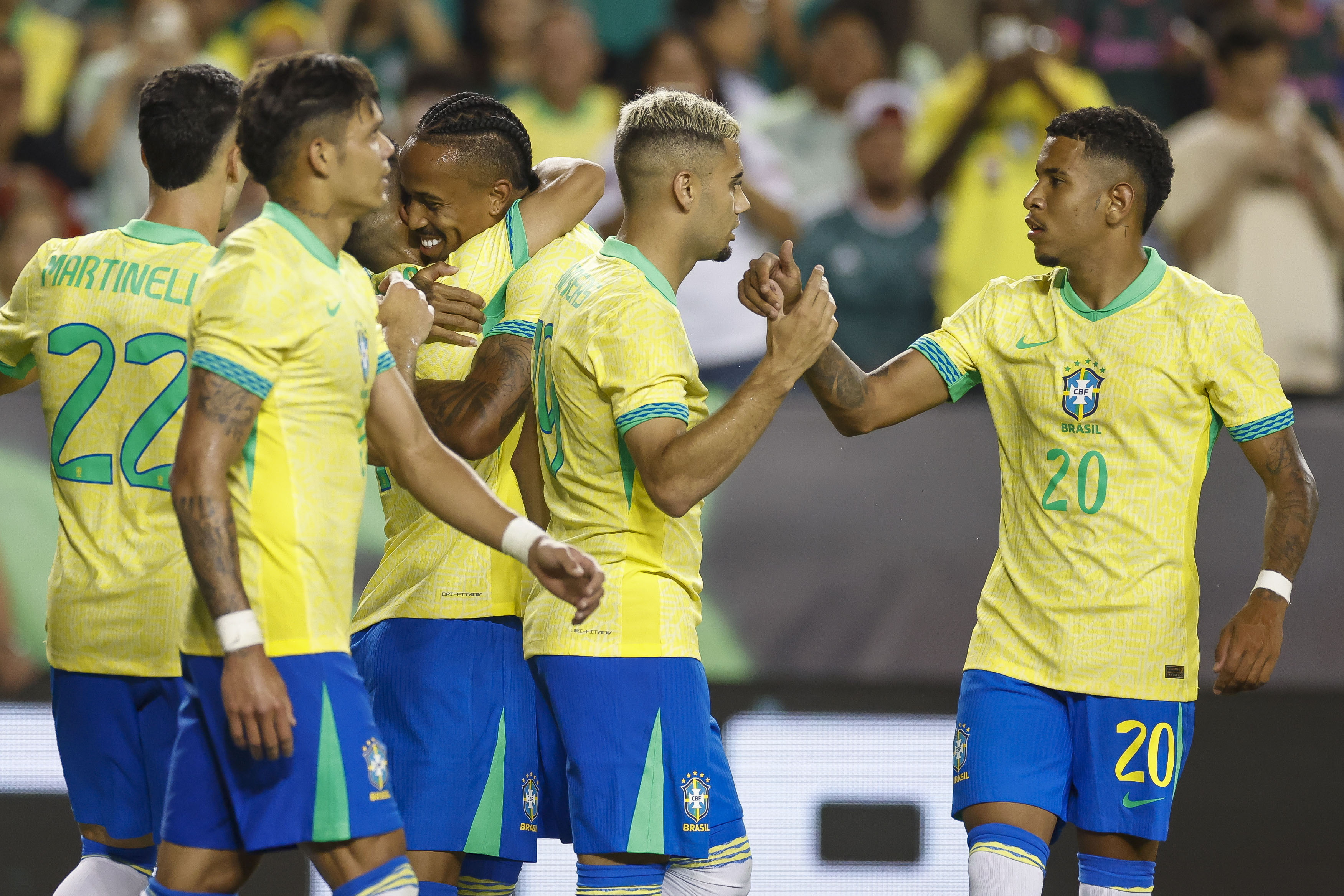 College Station (United States), 09/06/2024.- Brazil forward Gabriel Martinelli (L) is congratulated by teammates after scoring a goal during the second half of an international friendly soccer match between Mexico and Brazil, in College Station, Texas, USA, 08 June 2024. (Futbol, Amistoso, Brasil) EFE/EPA/ADAM DAVIS