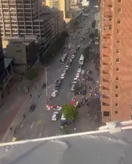 Manifestantes armados y camionetas de la UNP bloquean la carrera Séptima