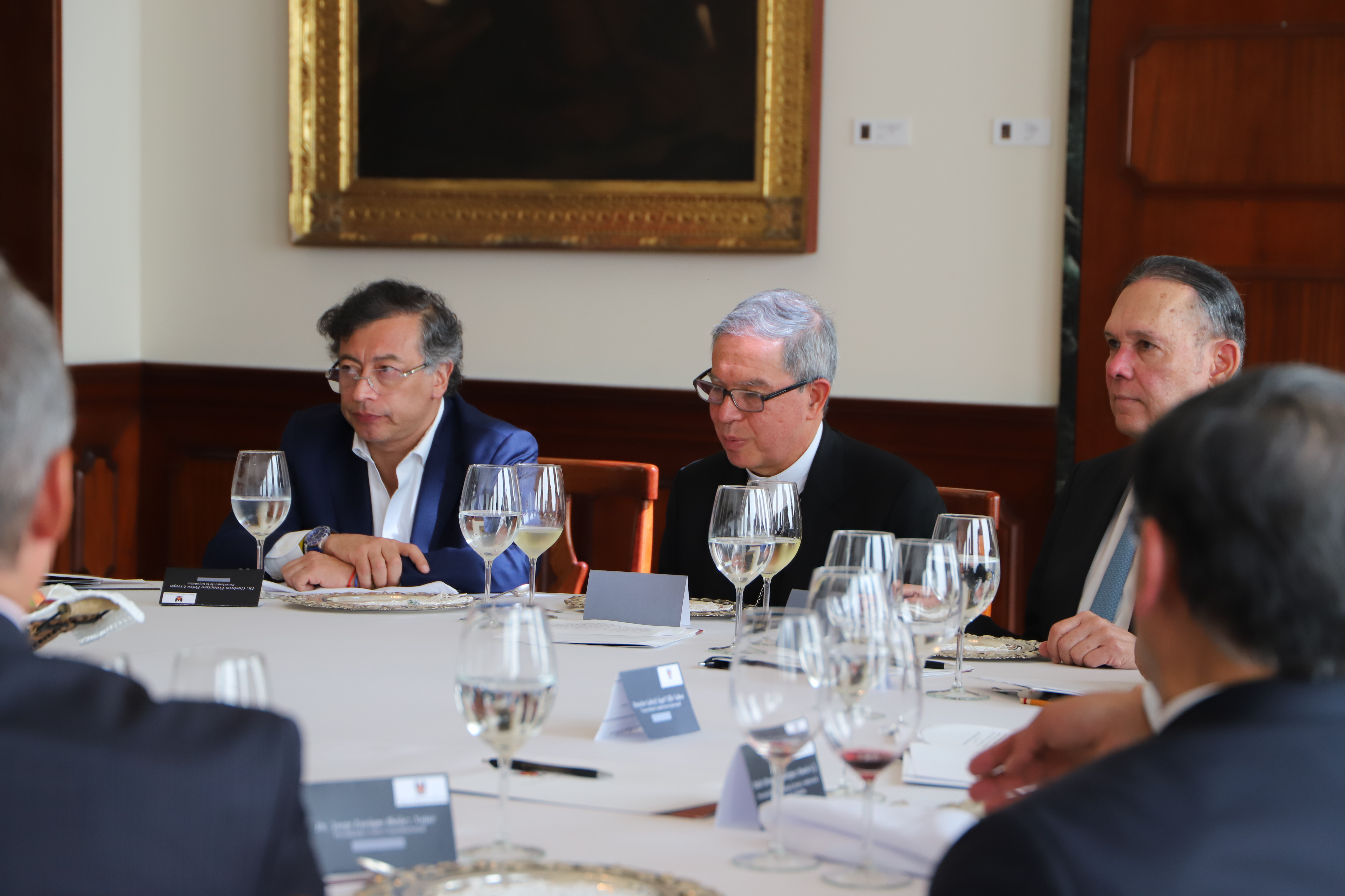 El presidente Gustavo Petro, cardenal Luis José Rueda Aparicio y presidente del Senado, Efraín Cepeda.