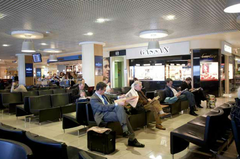 Dentadura postiza, entre los objetos olvidados en el aeropuerto de Londres