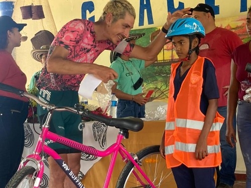 Lachlan Morton BROMEA CON UNA NIÑA