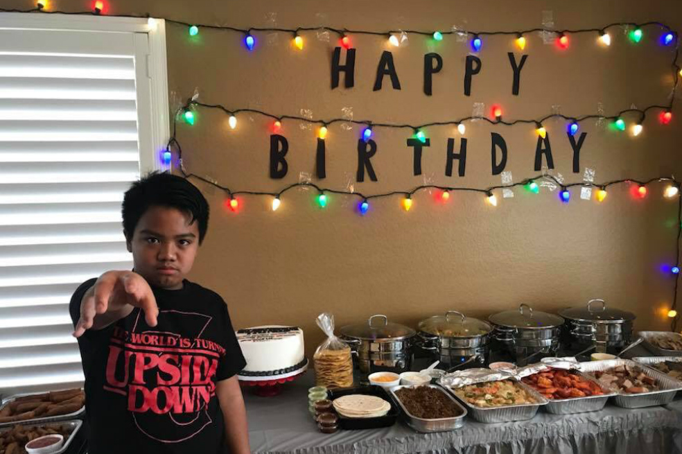 Actores de Stranger Things envían mensajes a niño que celebró solo su cumpleaños
