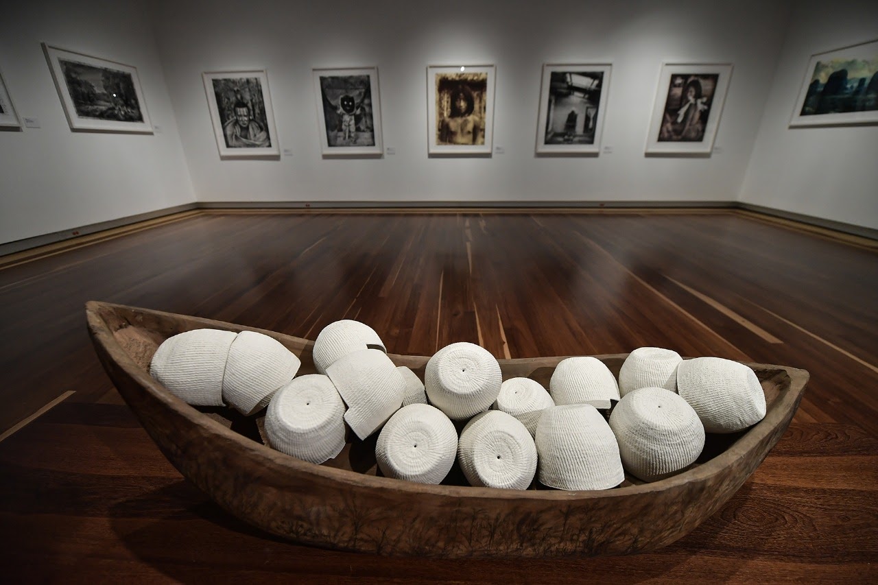 Los visitantes al Museo Nacional también pueden observar varios objetos relacionados con las comunidades indígenas wayuu, kogui, yagua, tucano, gunadule, uitoto, misak, yucuna, arhuaco, pachacuarí, nukak, kamëntsá, koreguaje, emebera chamí, inga, nasa y wounaan.