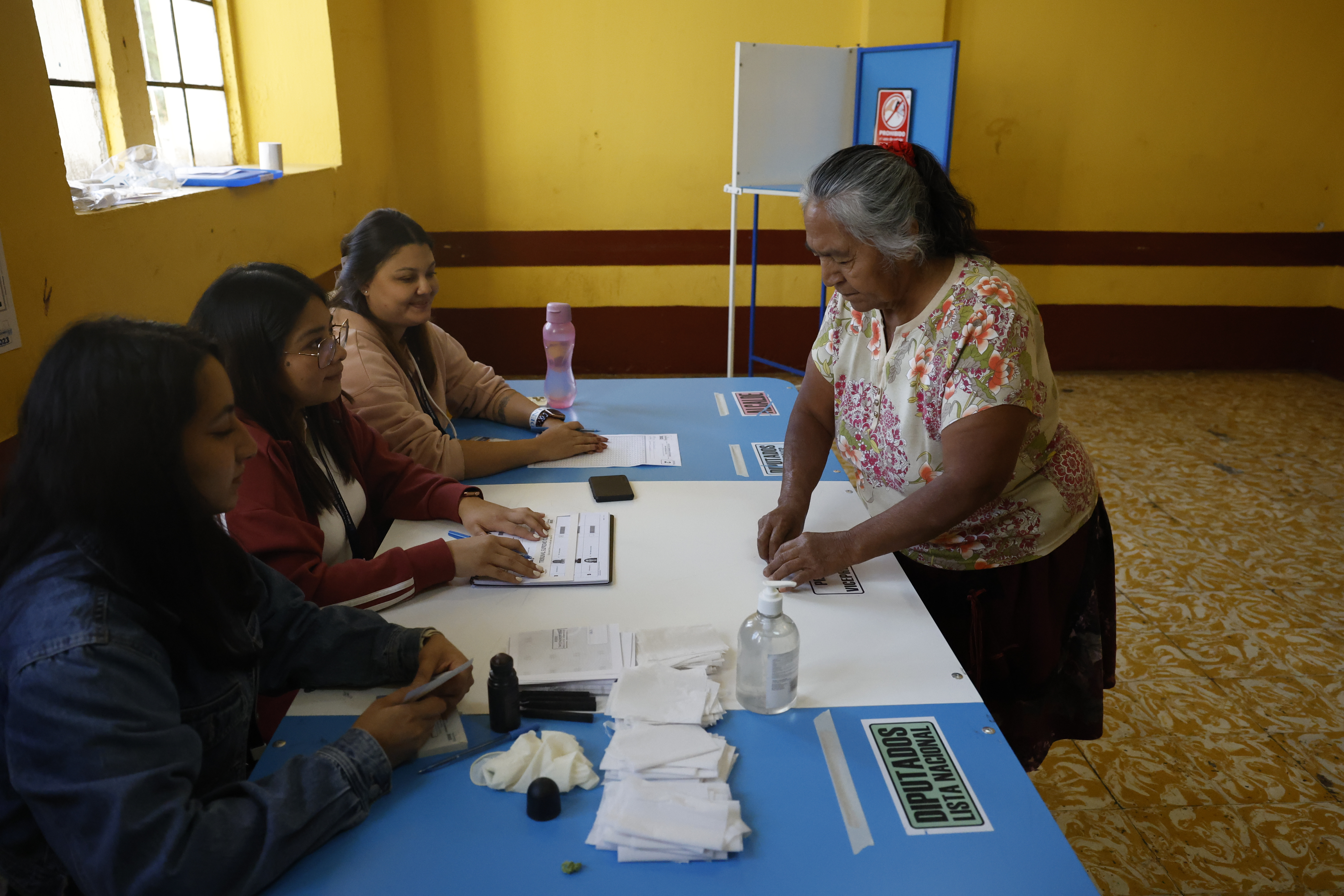 AME2812. CIUDAD DE GUATEMALA (GUATEMALA), 20/08/2023.- Una persona acude a votar para la segunda vuelta de las elecciones presidenciales hoy, en Ciudad de Guatemala (Guatemala). Los centros de votación de Guatemala abrieron este domingo sus puertas para la jornada electoral, donde el país centroamericano decidirá a su próximo presidente para el período 2024-2028. Son casi 3.500 centros de votación donde 9,3 millones de guatemaltecos están empadronados para ejercer su sufragio. Los candidatos que se disputan la presidencia son la ganadora de la primera vuelta celebrada el pasado 25 de junio, Sandra Torres Casanova, de la Unidad Nacional de la Esperanza (UNE) y el segundo lugar, el académico progresista Bernardo Arévalo de León, del Movimiento Semilla. EFE/ Esteban Biba