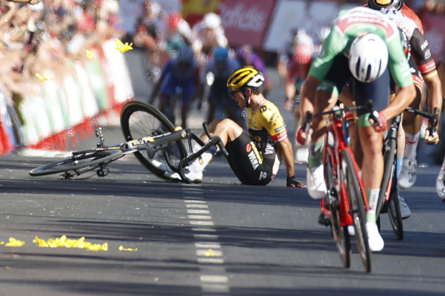 GRAF1586. LEBRIJA (SEVILLA), 06/09/2022.- El ciclista esloveno Primoz Roglic (i), del equipo Jumbo Visma, sufre una caída a pocos metros de la línea de meta al tiempo que el ciclista danés Mads Pedersen (d), del equipo Trek-Segafredo y líder de la regularidad, se proclama vencedor de la decimosexta etapa de la Vuelta a España, entre Sanlúcar de Barrameda y Tomares sobre 189,4 kilómetros, este martes. EFE/ Javier Lizón