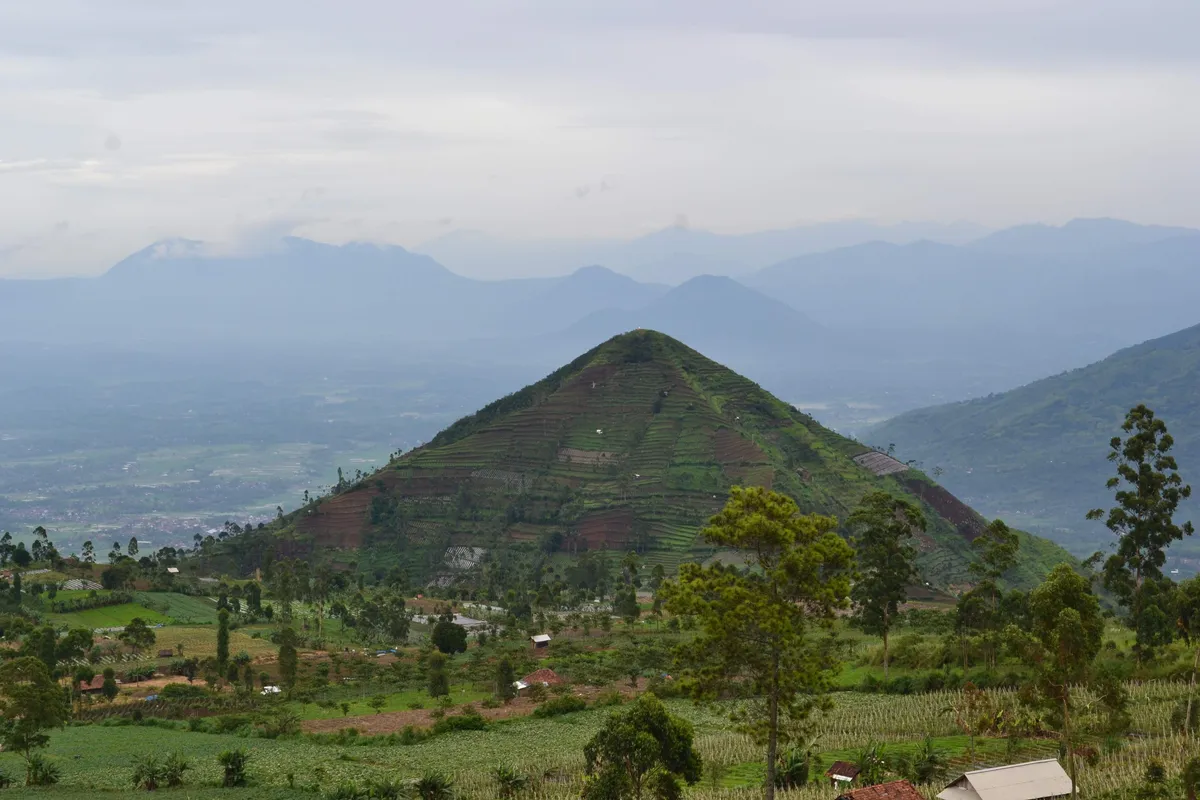 Gunung Padang, en Indonesia, no sería la pirámide más antigua, como se había afirmado