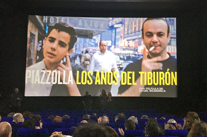 Daniel Hugo al lado de su padre, Astor Piazzolla, en una imagen del documental “Piazzolla, los años de tiburón”. / Archivo particular