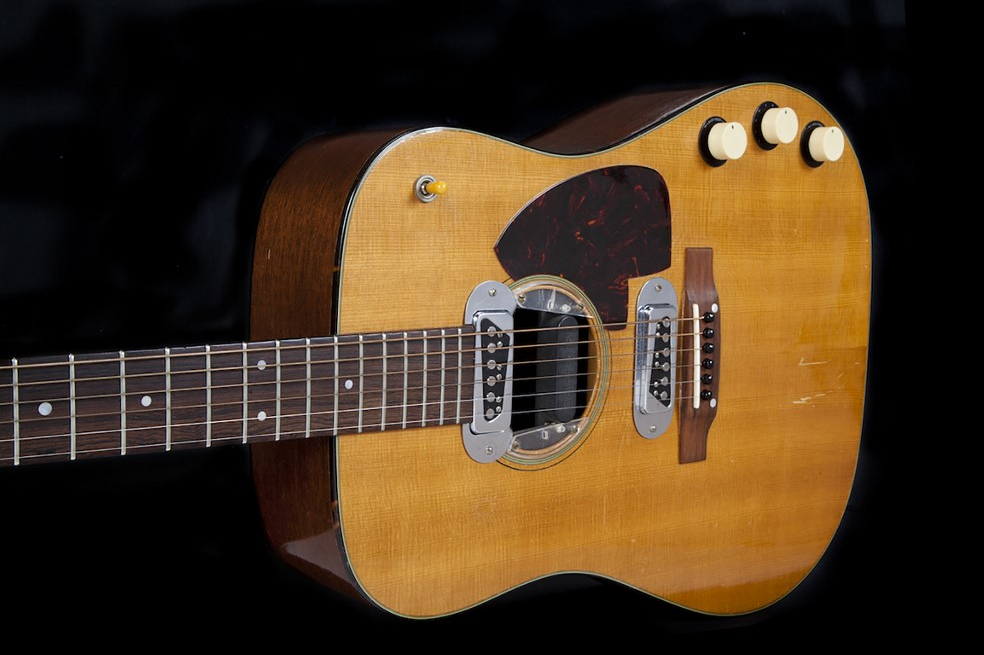 La guitarra semiacústica de Kurt Cobain vendida este sábado es un modelo raro, el D-18E fabricado por la estadounidense Martin y del que hay solo 302 ejemplares.