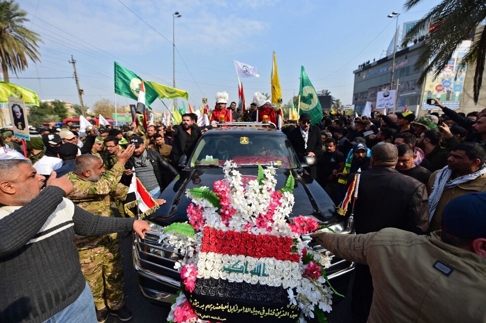 Miles de personas acompañan los restos mortales del comandante de la Fuerza Quds de los Guardianas de la Revolución iraní, Quassem Soleimani, y del vicepresidente de las milicias iraquíes Multitud Popular, Abu Mahdi al-Muhandis, por el centro de Baghdad, Iraq, este sábado. / EFE