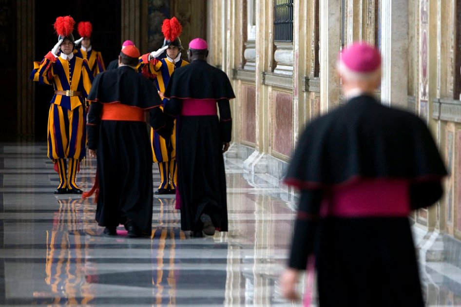 Cardenal Bertone denuncia "calumnias" en libros con filtraciones del Vaticano