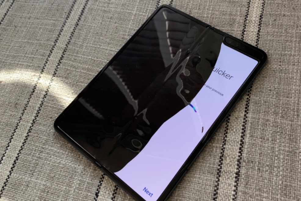 Samsung revisará teléfono plegable tras lluvia de críticas