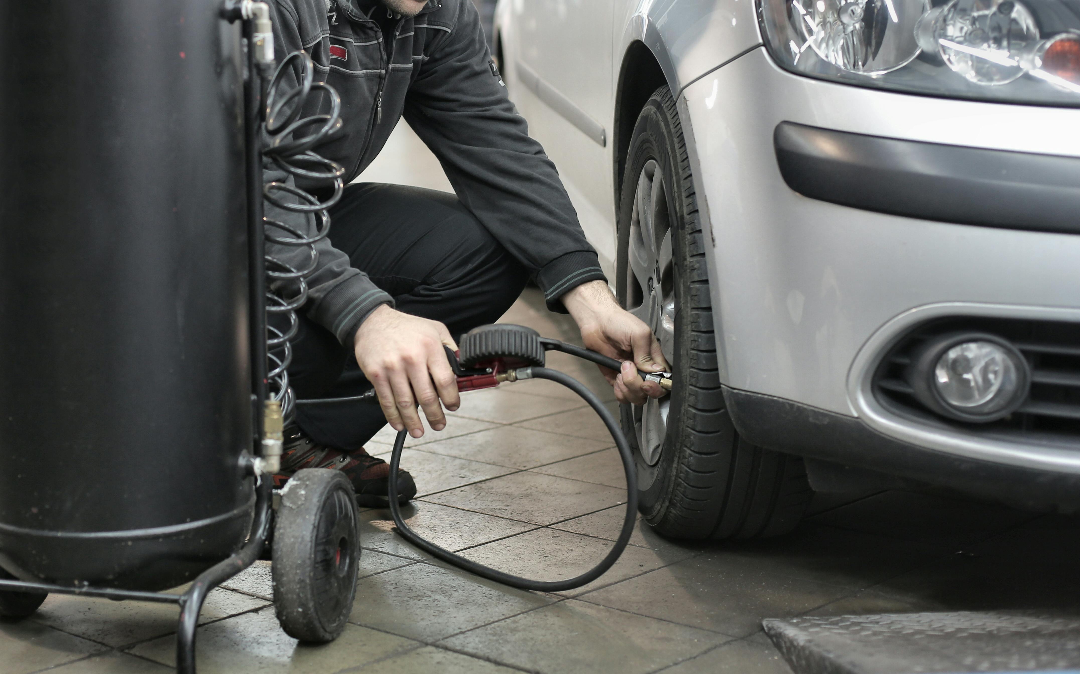 ¿Cómo saber la presión de aire adecuada para las llantas del carro?