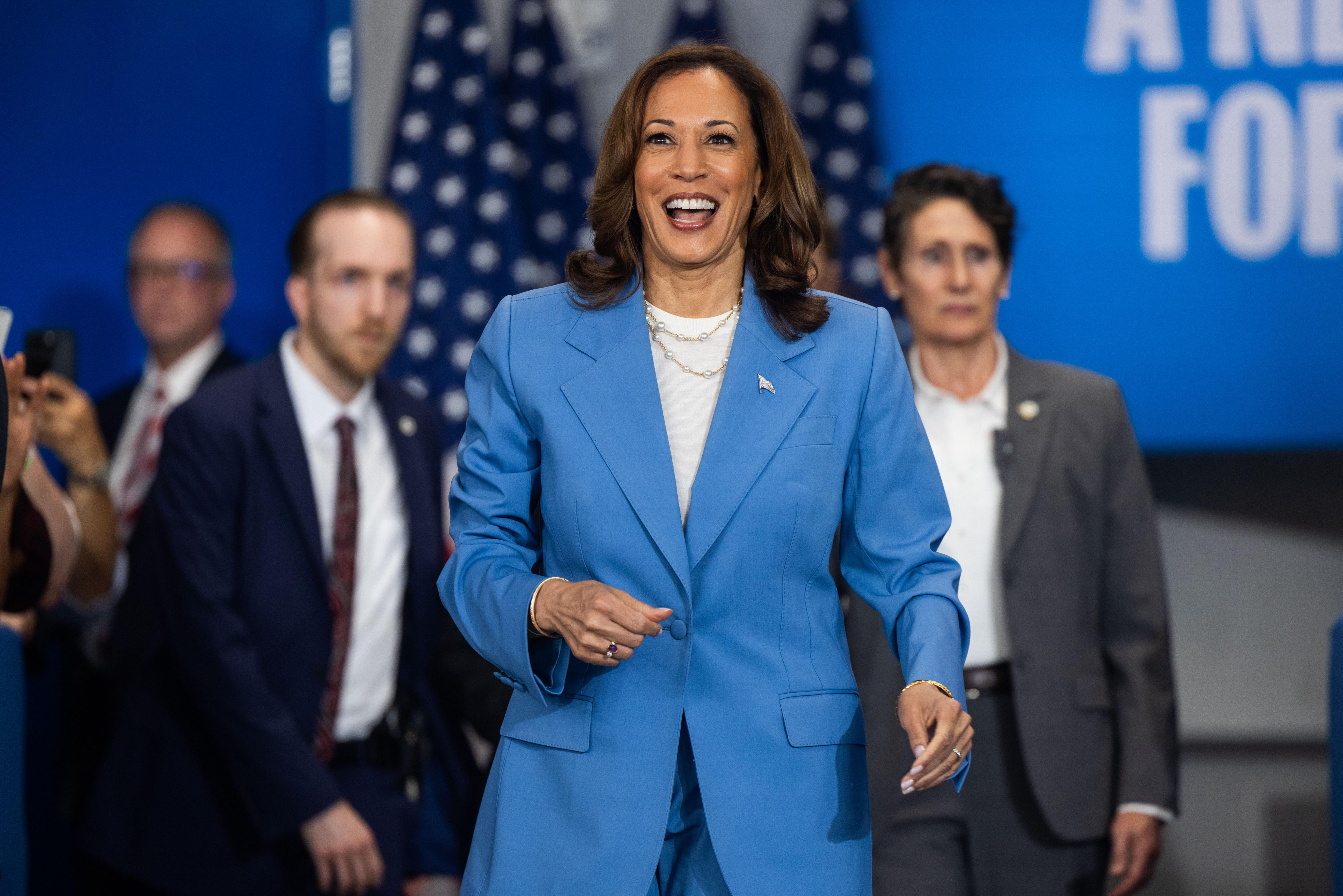 Raleigh (United States), 16/08/2024.- US Vice President Kamala Harris prepares to outline her economic policy in a speech at the Hendrick Center for Automotive Excellence in Raleigh, North Carolina, USA, 16 August 2024. Harris proposed a federal ban on 'corporate price gouging,' as well as new tax breaks for families. It was the first major policy speech of Harris's presidential campaign. EFE/EPA/JIM LO SCALZO