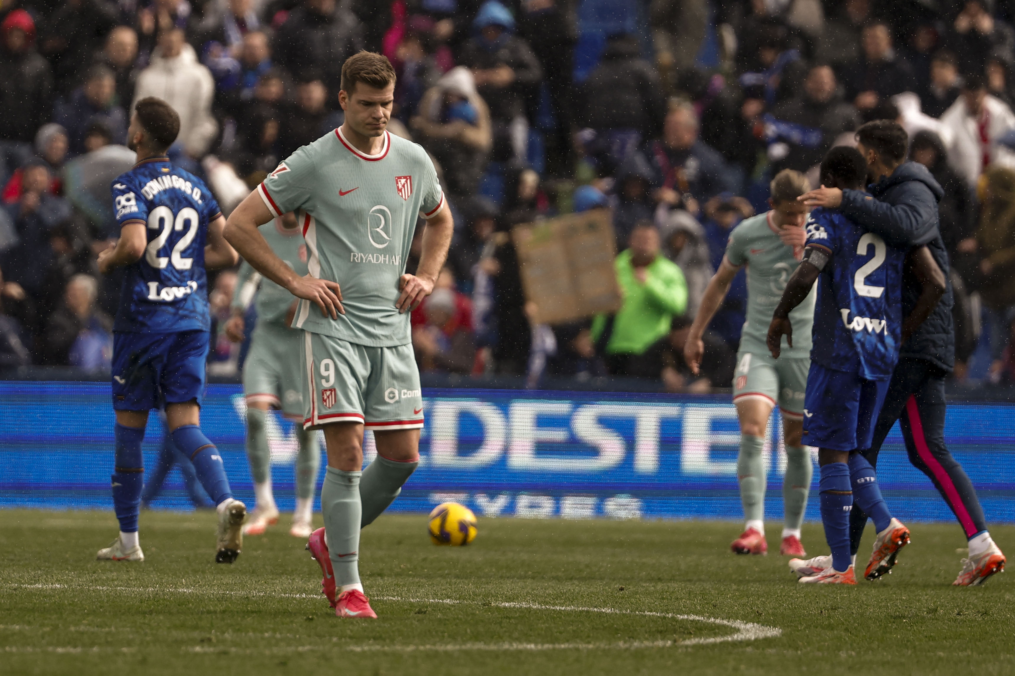 Increíble derrota del Atlético de Madrid deja líder al Barcelona sin jugar