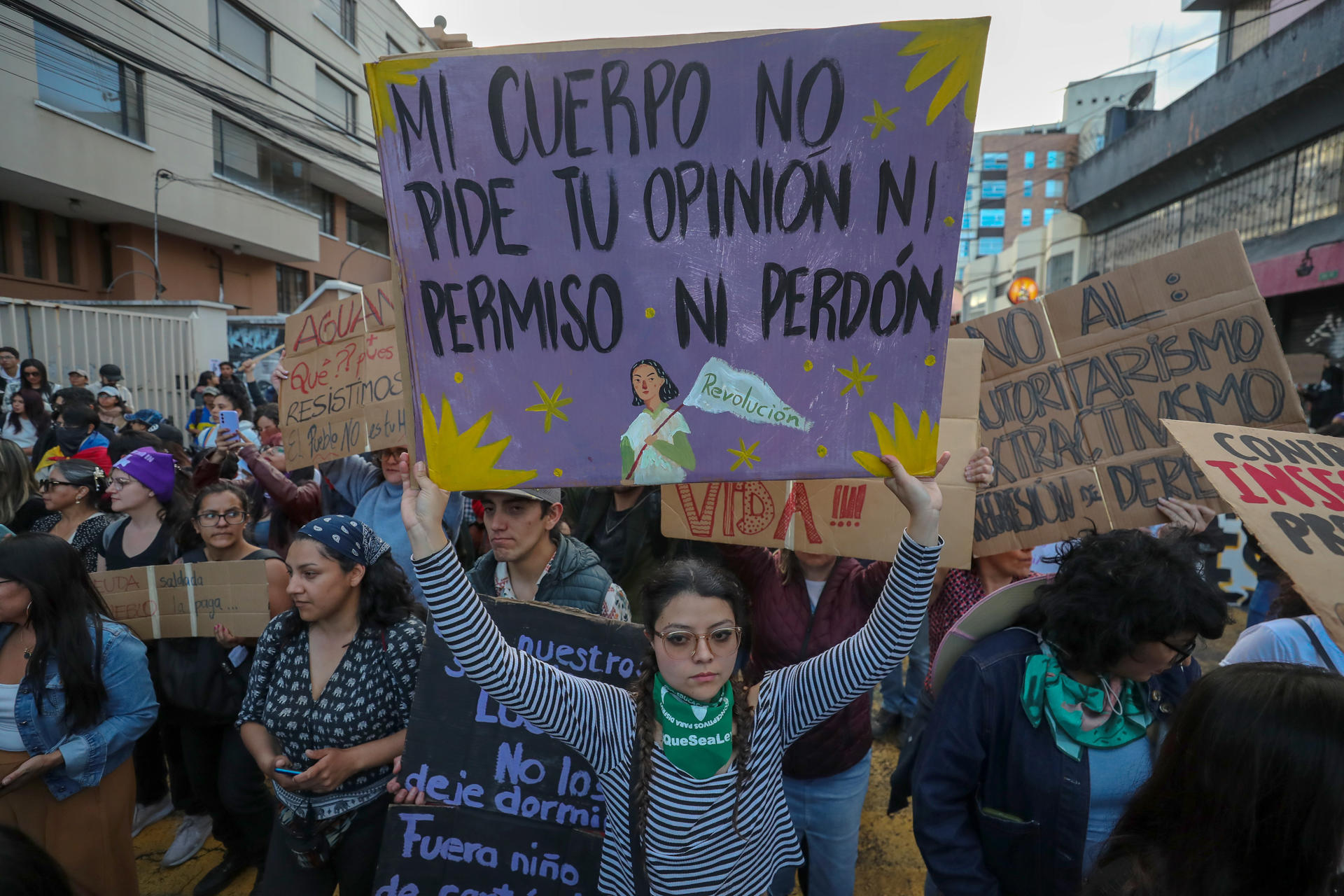 Ecuador: cada 21 horas asesinan a una mujer; Noboa eliminó su ministerio