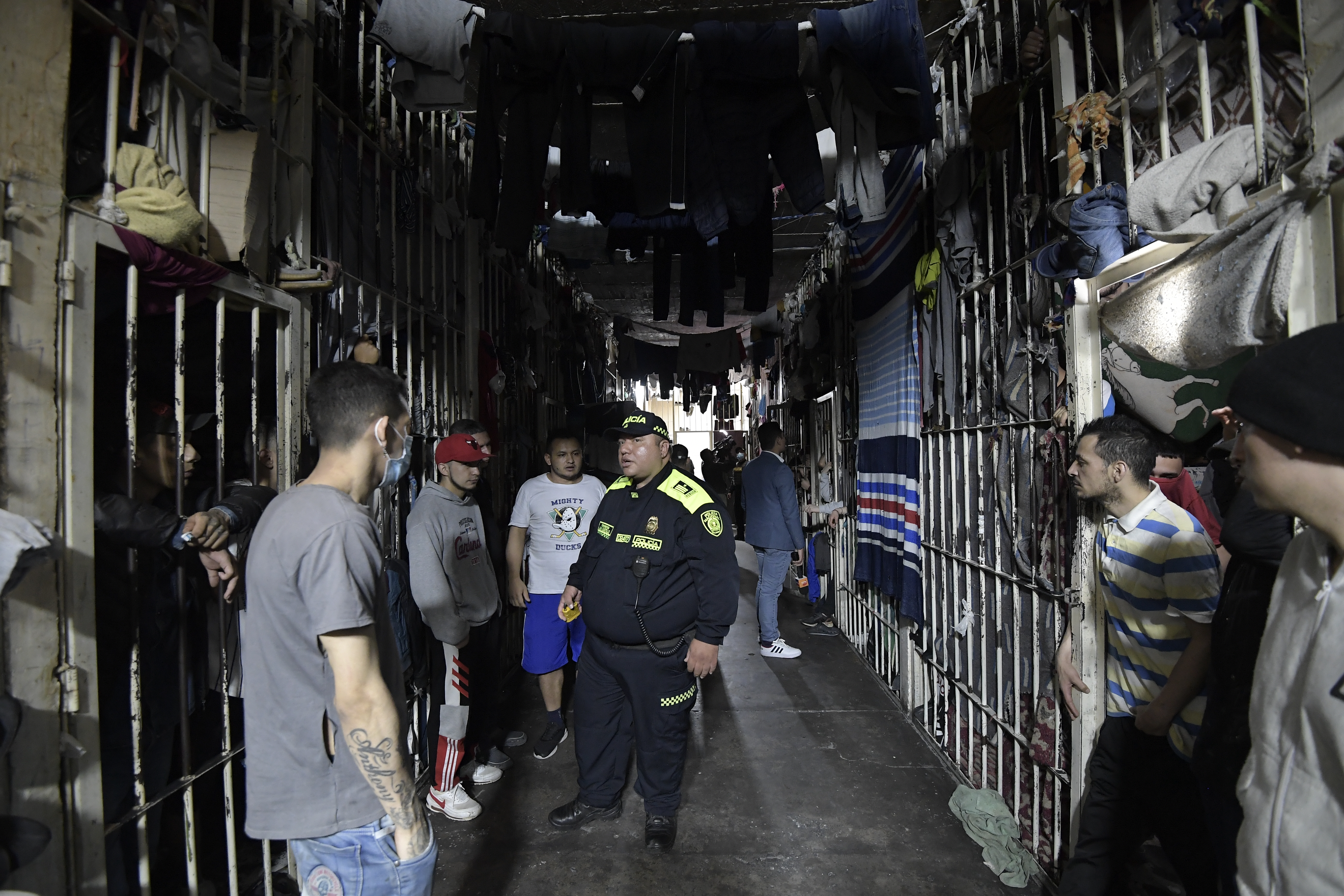 Fugas, motines y golpizas: drama perpetuo en las estaciones de Policía de Bogotá