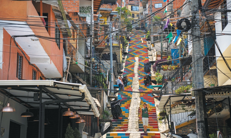 En varios barrios de Medellín las bandas controlan la seguridad, el comercio y el acceso a servicios. / Fotos: Édinson Arroyo