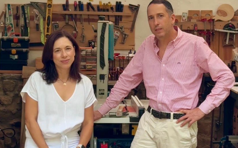Los esposos que crearon un negocio de piezas artesanales hechas en madera