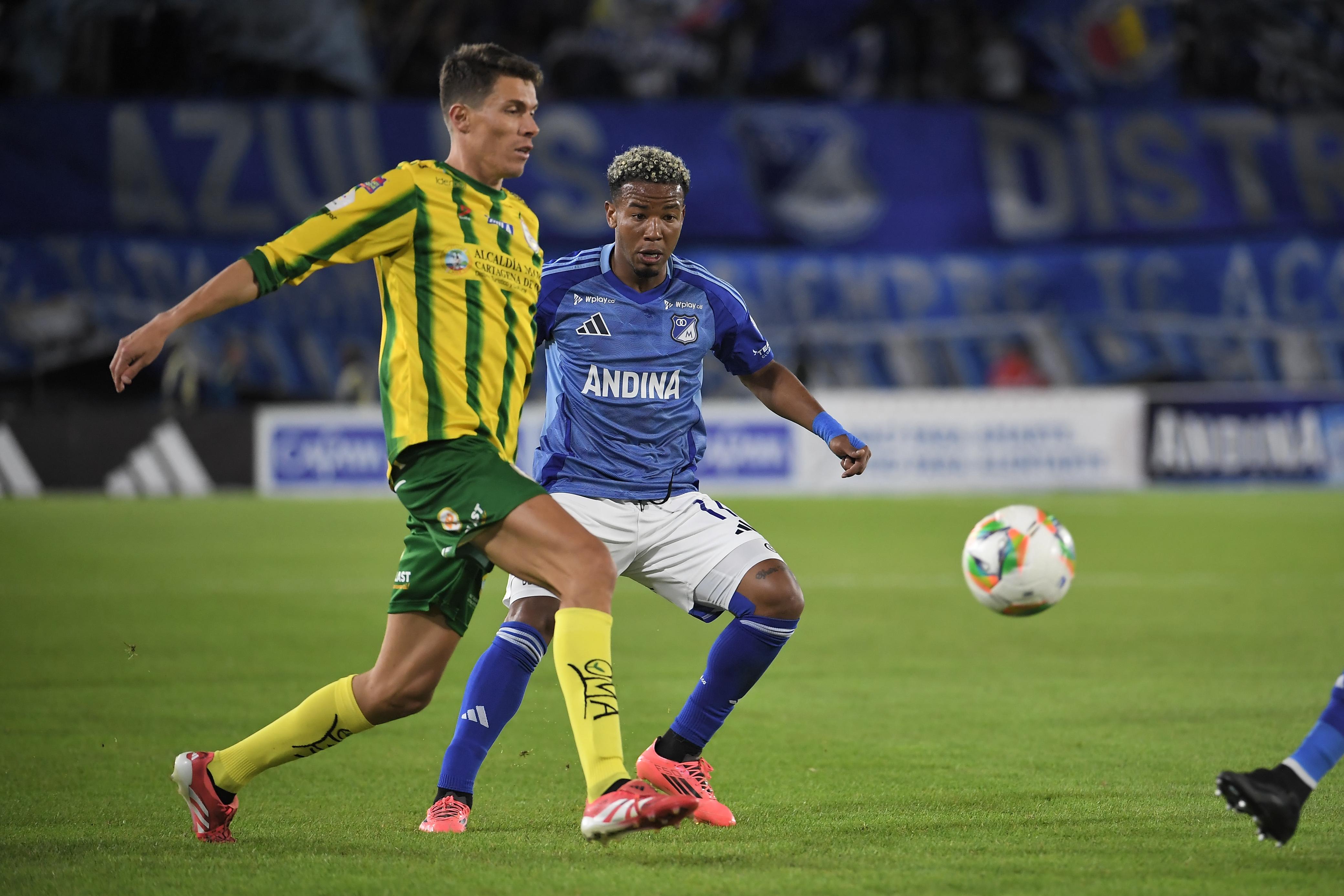 Felipe Acosta (izq.) fue uno de los dos futbolistas bogotano que vieron acción con Real Cartagena este jueves en El Campín.
