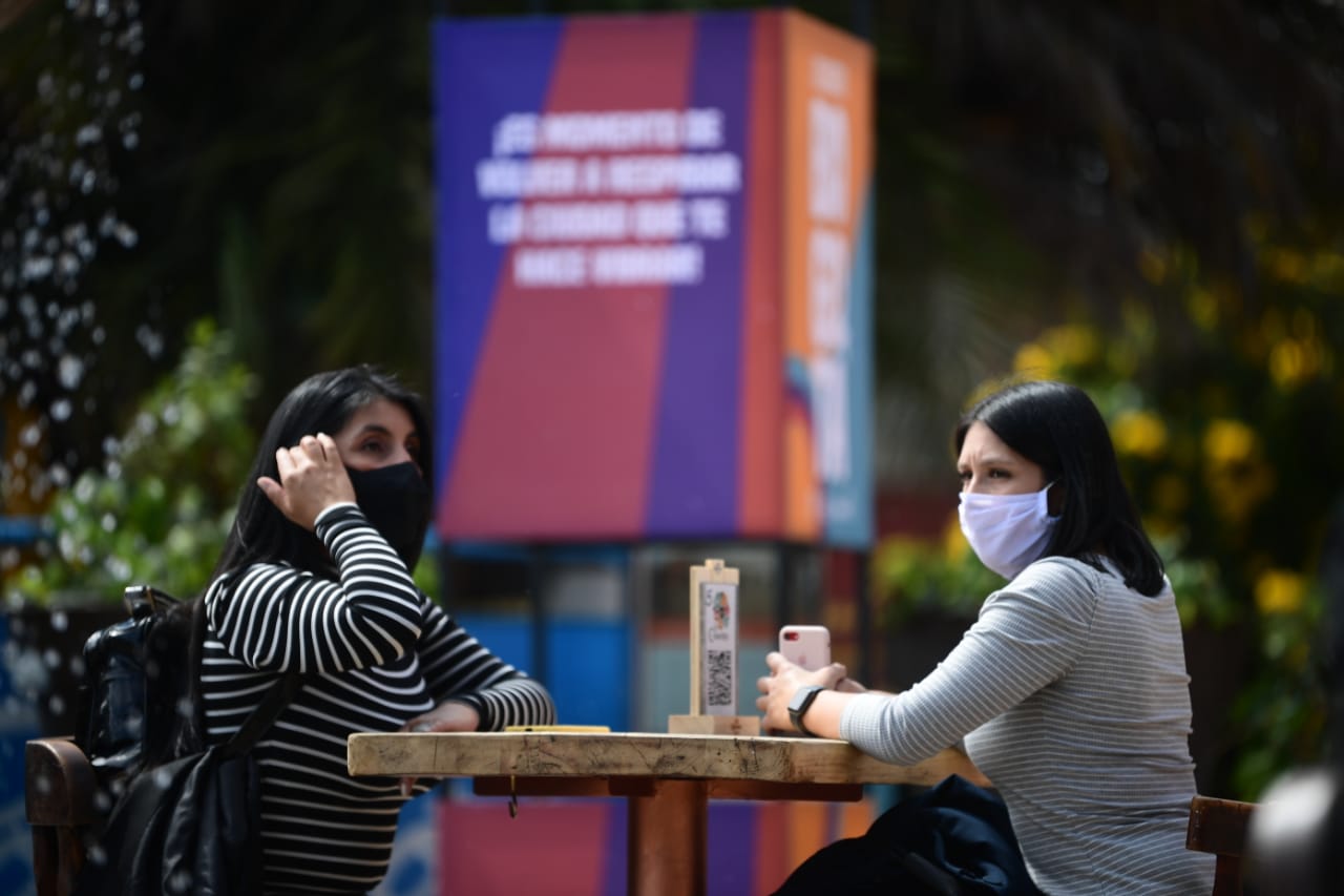 Mujeres comiendo en una mesa al aire libre.