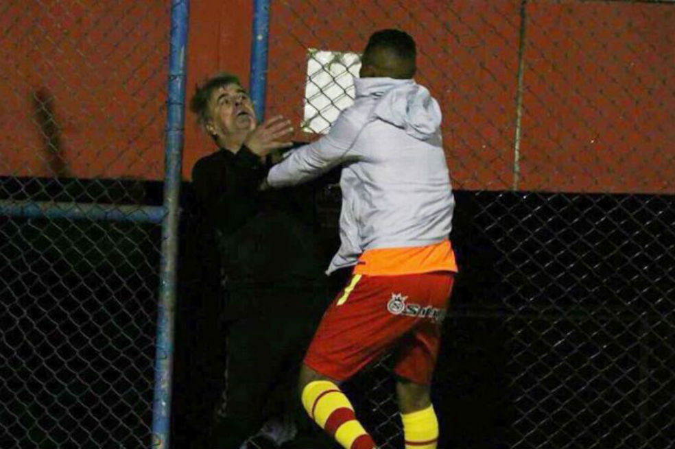 Charles Monsalvo agrede al técnico dek Sport Huancayo.