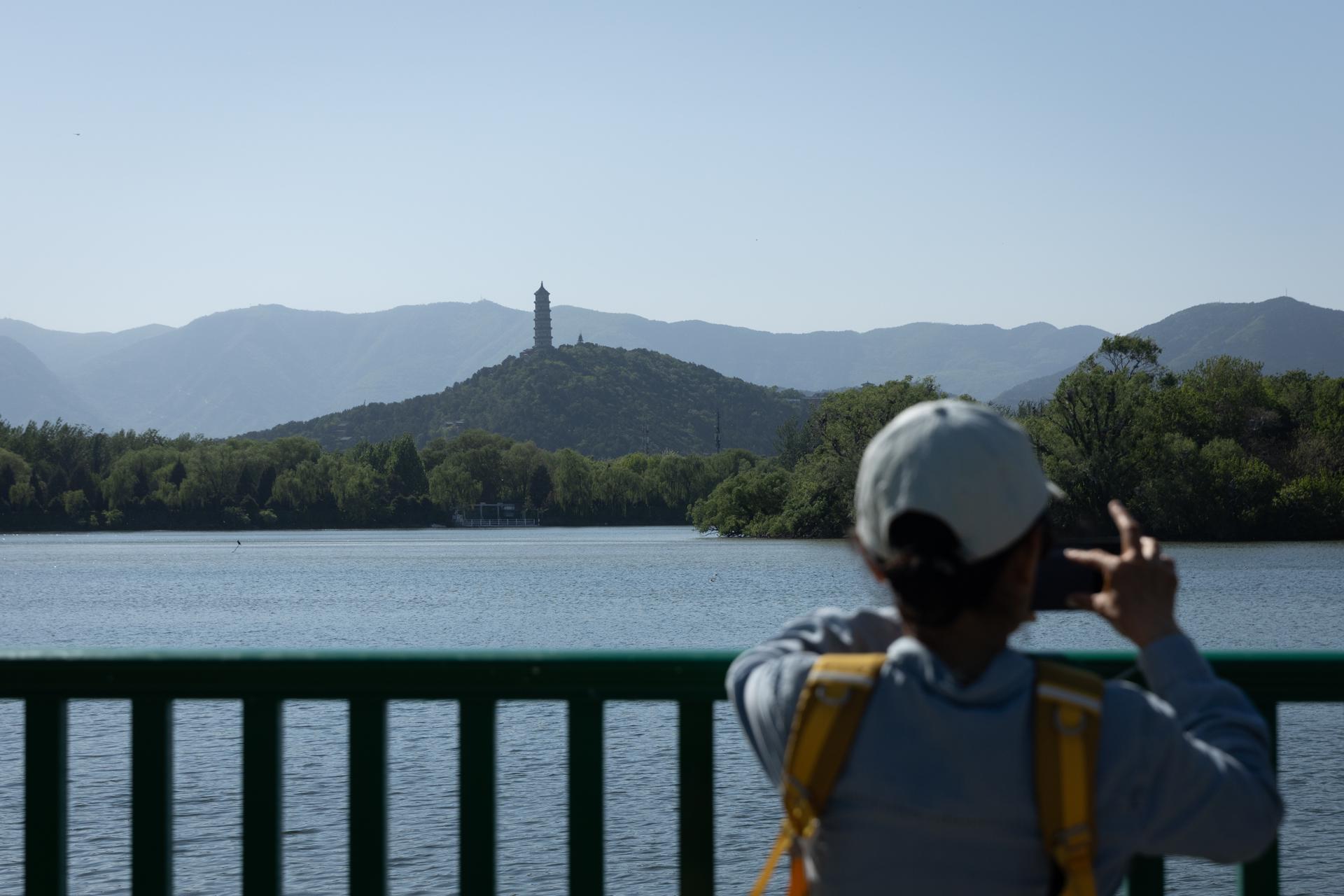 BEIJING (China), 04/05/2026.- A tourist photographs a pagoda at the Summer Palace in Beijing, China, 04 May 2026. The May Day holiday runs from 01 to 05 May. EFE/EPA/JESSICA LEE