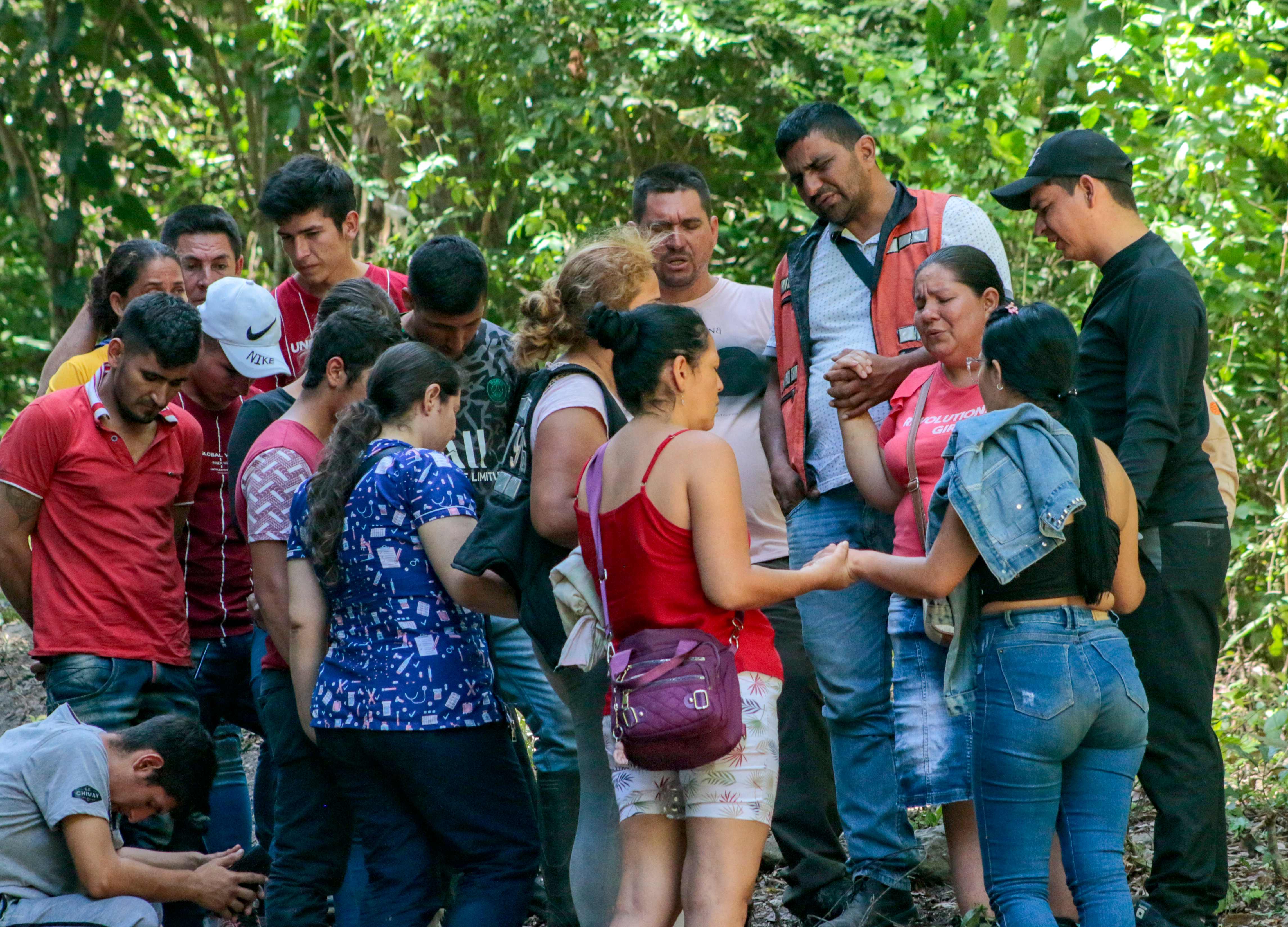 Familiares de 13 mineros que siguen atrapados bajo tierra rezan para que sean rescatados con vida.