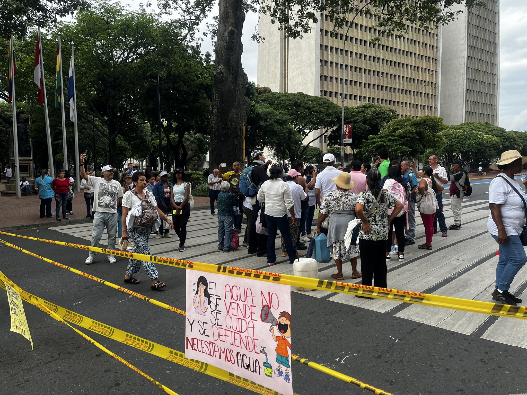 Habitantes del barrio Altos de Menga en Cali protestaron por falta de agua potable