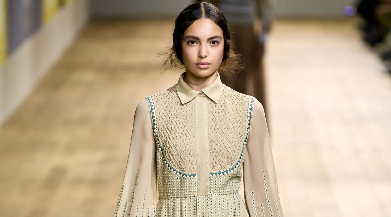 Dior presentó su último desfile de alta costura con bordados y boho chic.