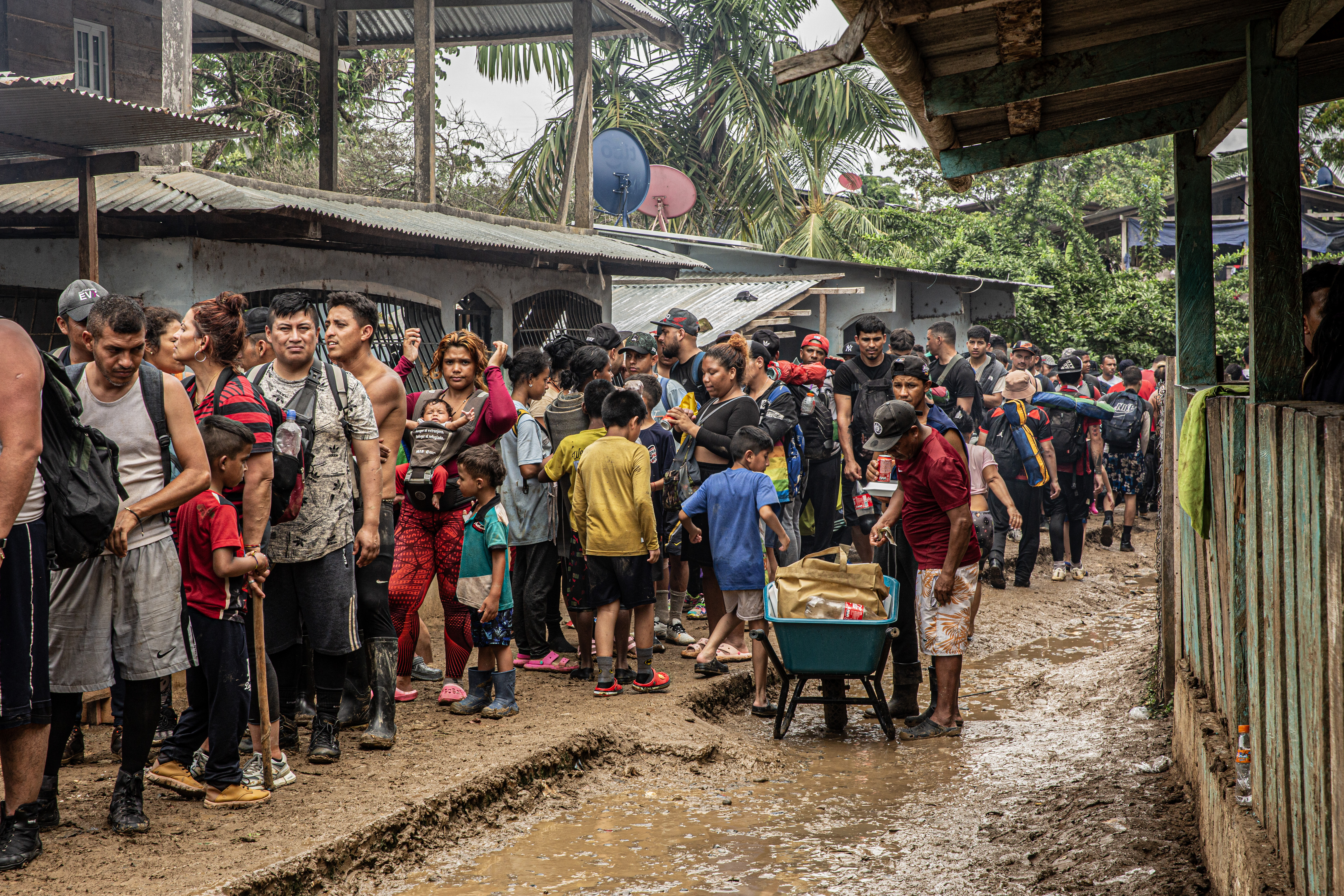 Así se ve una fila de registro migratorio en la travesía por el Darién, entre Colombia y Panamá.