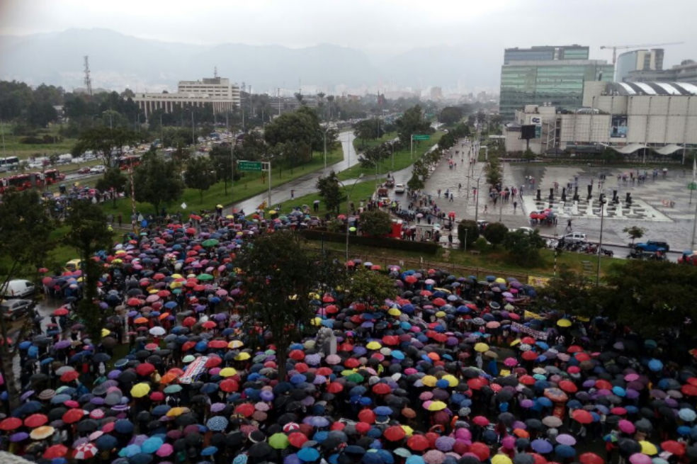Caos de movilidad en la Calle 26 por protestas de maestros