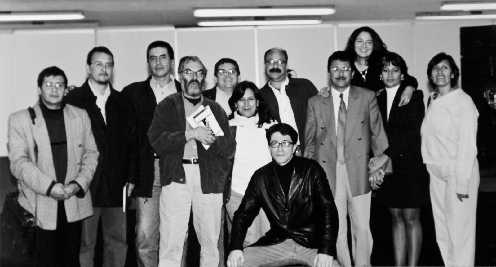 Entreletros en la XV Feria Internacional del Libro de Bogotá (mayo de 2002). De izquierda a derecha: Nayib Camacho, Darío Ortega Hernández, Francisco Piratoba, Isaías Peña Gutiérrez, Jaime Fernández Molano, Angélica María Guerrero, Jhon Fitzgerald Torres Sanmiguel (acurrucado), José Vicente Casadiego León, Nubia Suárez, Nancy Moreno y Sara Cortés Sandino.