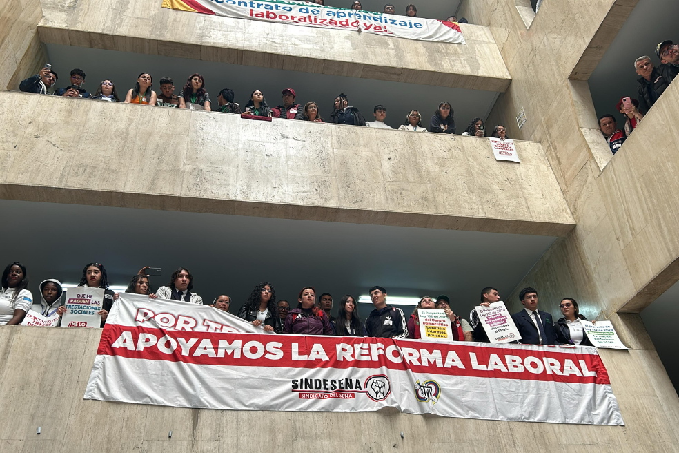 En el Congreso, en el edificio nuevo, hubo manifestaciones a favor de la reforma laboral del presidente Petro. Estas personas ingresaron con autorización de legisladores del Pacto Histórico.