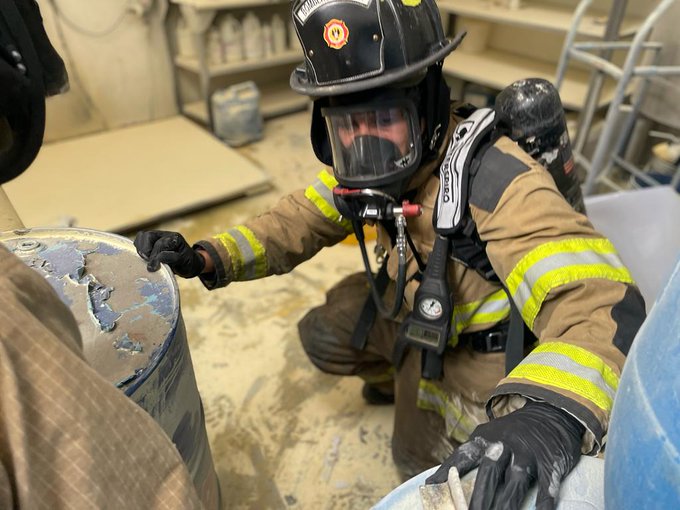 Bomberos controlan riesgos por explosión en fábrica de químicos en Suba