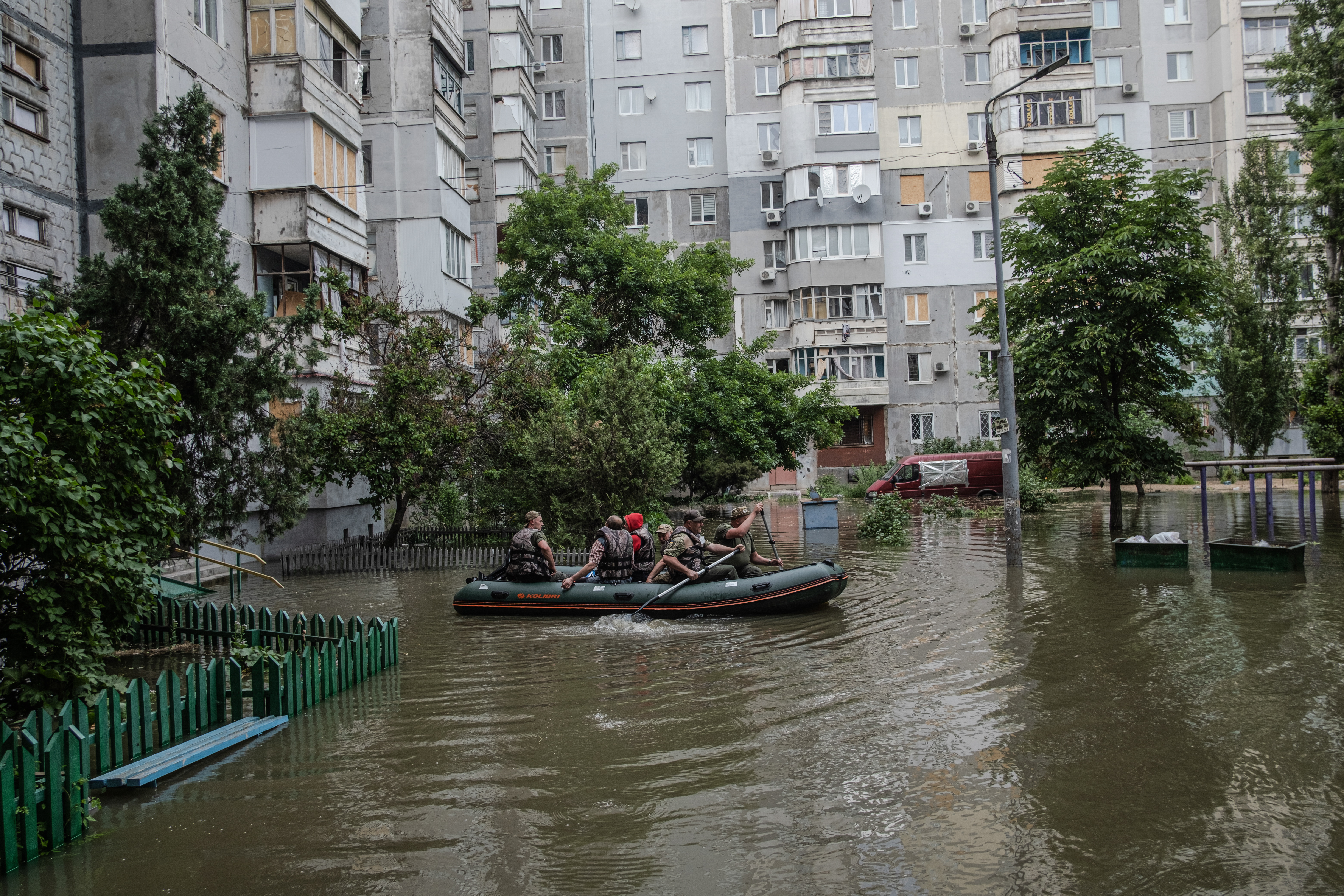 Kherson (Ukraine), 07/06/2023.- Residents use a rubber boat as they evacuate from a flooded area of Kherson, Ukraine, 07 June 2023. Ukraine has accused Russian forces of destroying a critical dam and hydroelectric power plant on the Dnipro River in the Kherson region along the front line in southern Ukraine on 06 June. A number of settlements were completely or partially flooded, Kherson region governor Oleksandr Prokudin said on telegram. Russian troops entered Ukraine in February 2022 starting a conflict that has provoked destruction and a humanitarian crisis. (Rusia, Ucrania) EFE/EPA/GEORGE IVANCHENKO