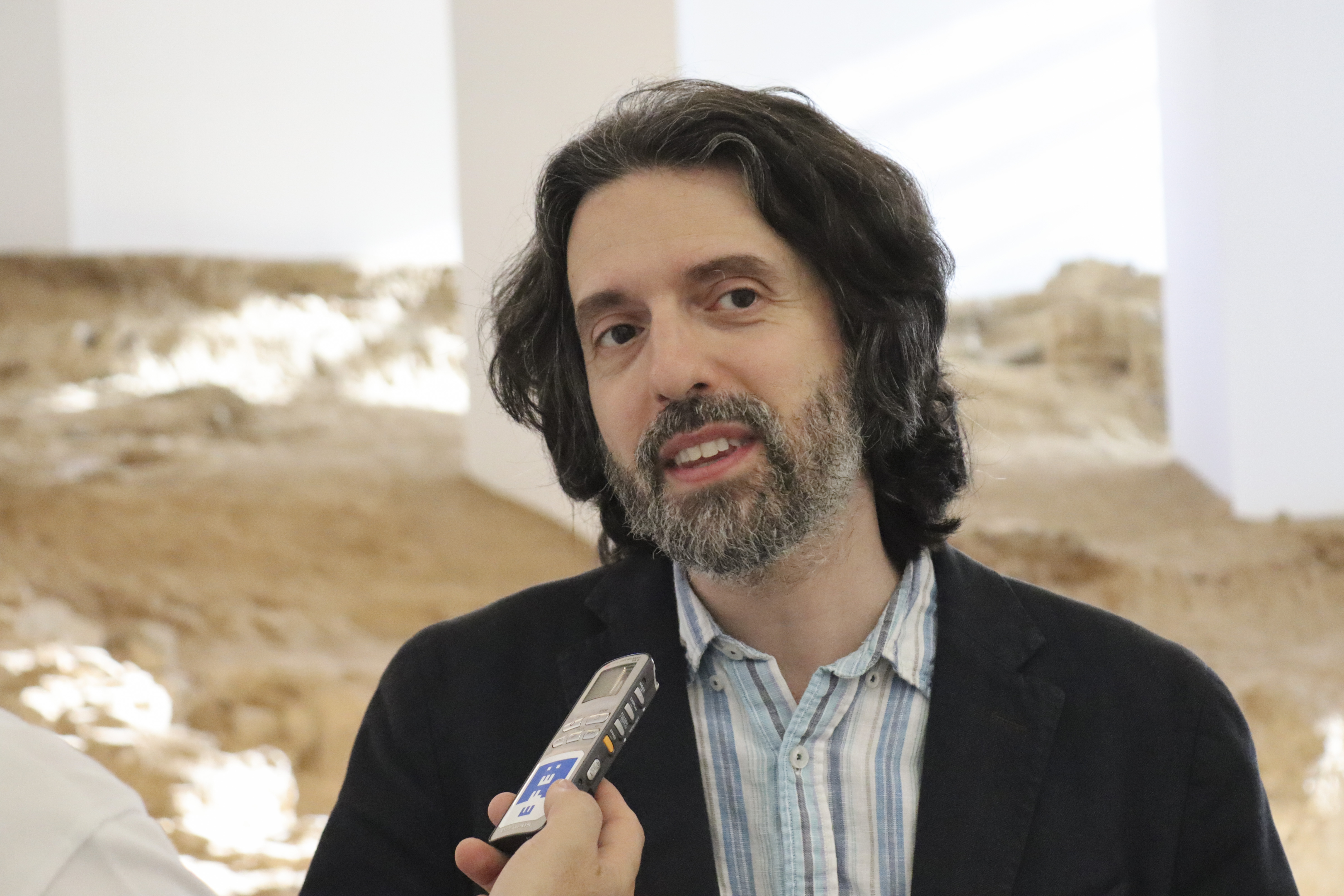El billar y la poesía, pasiones y metáforas en la vida de Andrés Neuman