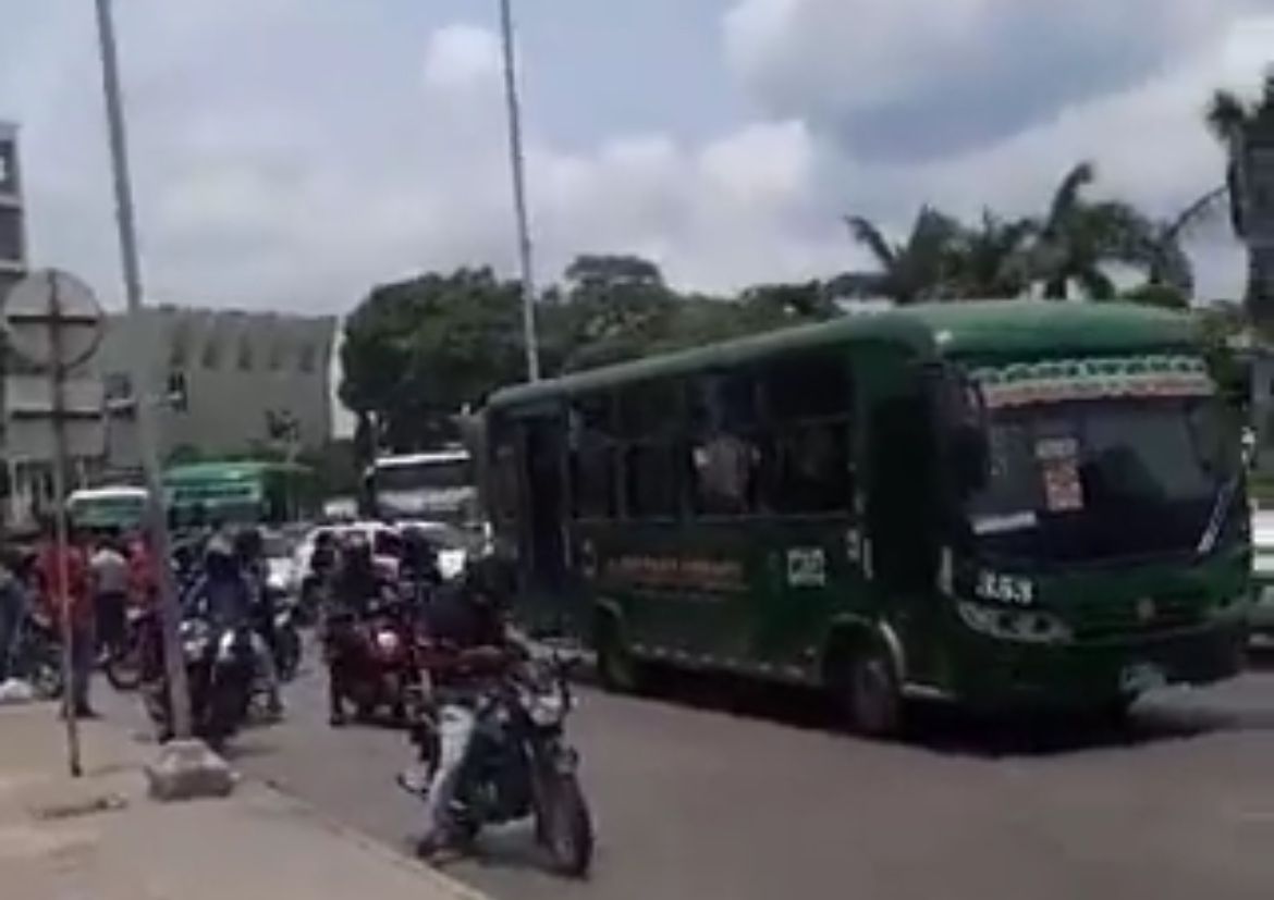 En Barranquilla, mujer embarazada cayó de un bus en movimiento y está en una UCI