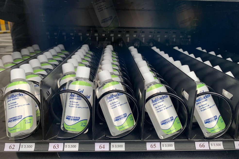 En los puestos de atención, un acrílico separa al trabajador de la aerolínea con el pasajero. Allí también hay un dispensador de gel antibacterial. / Iván Muñoz.