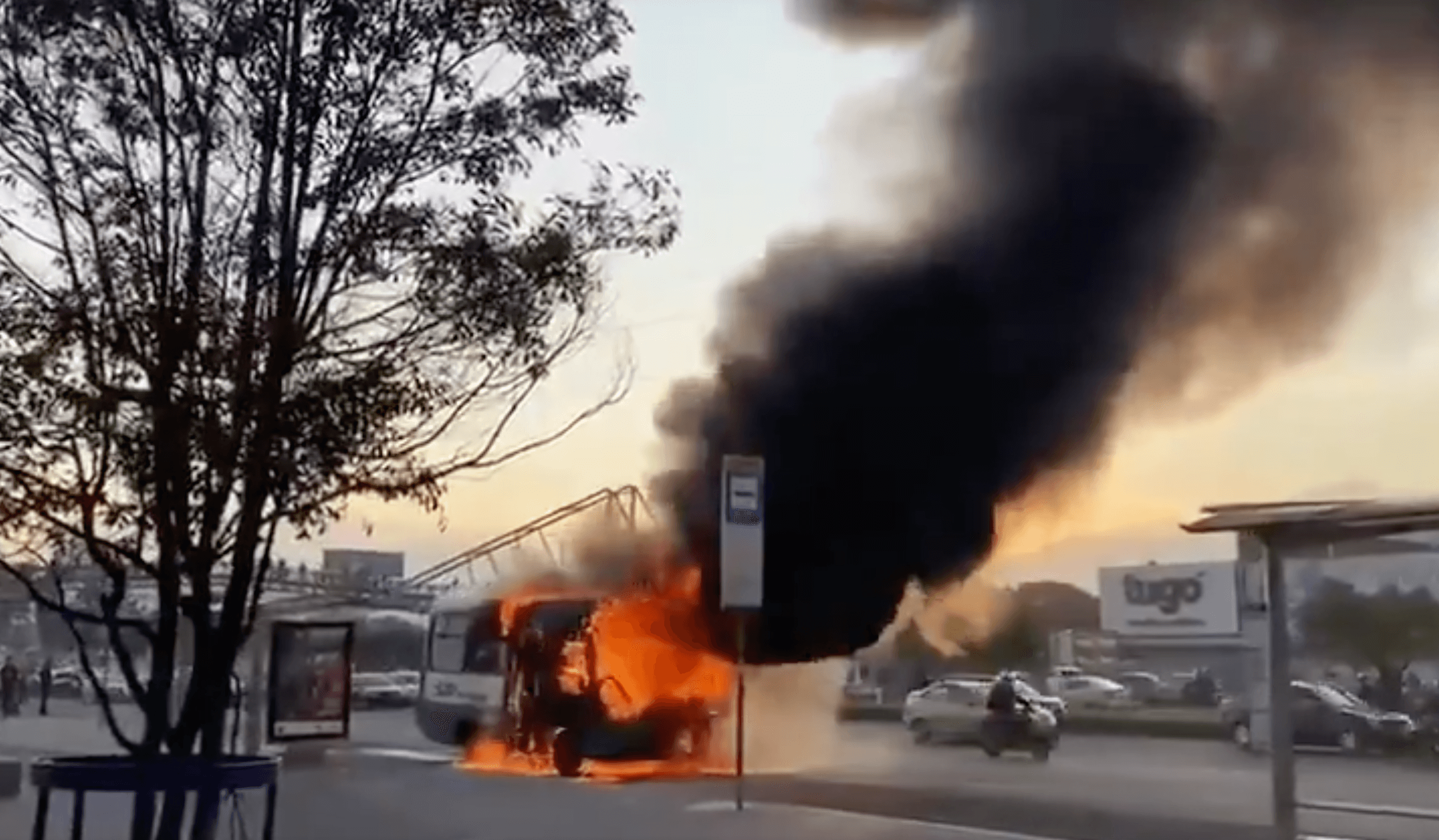 Un bus provisional de SITP se incendió en la Avenida 68, noroccidente de Bogotá