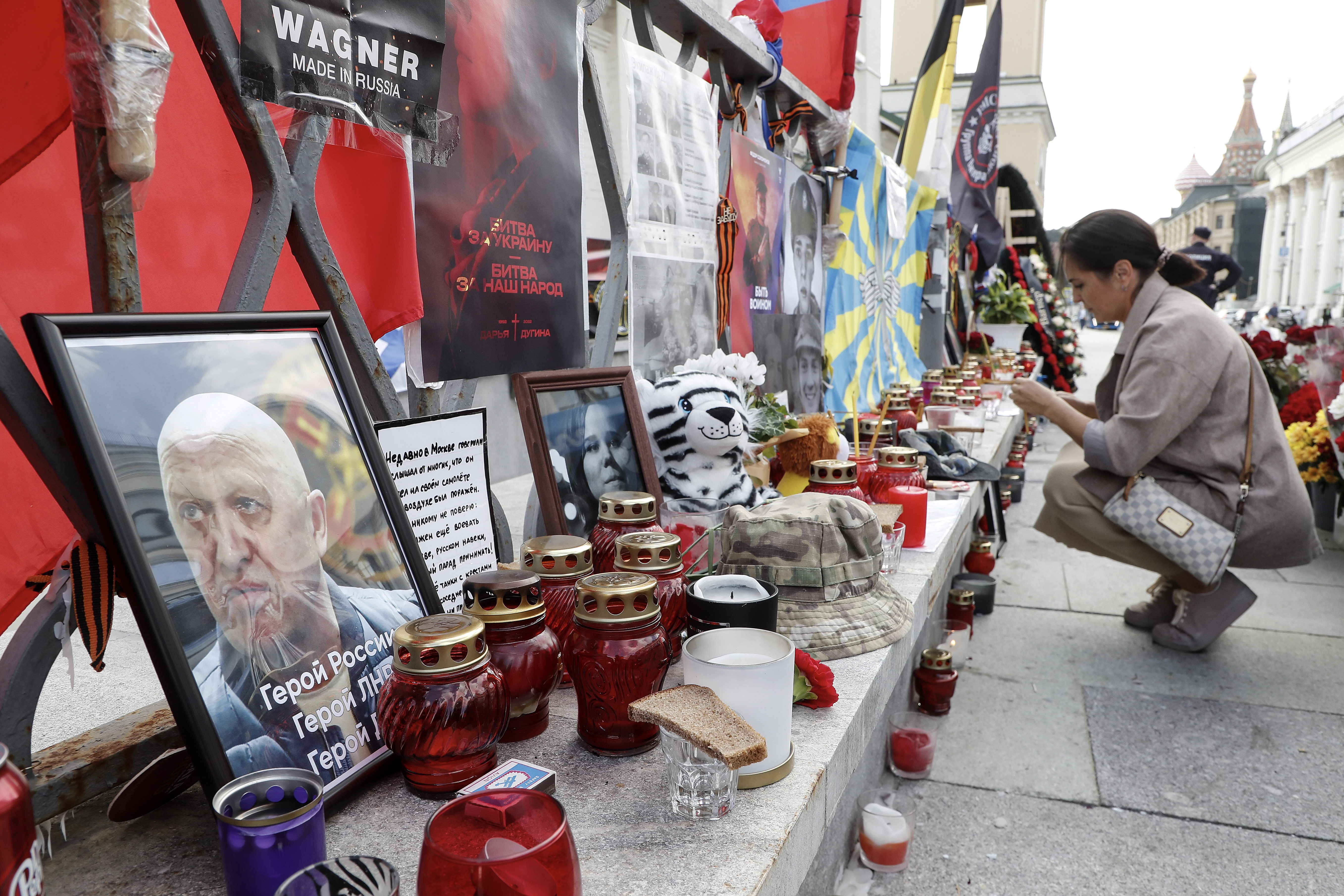 Moscow (Russian Federation), 28/08/2023.- A portrait of Wagner Group chief Yevgeny Prigozhin sits at an informal memorial in his tribute in Moscow, Russia, 28 August 2023. An investigation was launched into the crash of an aircraft in the Tver region in Russia on 23 August 2023, the Russian Federal Air Transport Agency said in a statement. Among the passengers was Wagner chief Yevgeny Prigozhin, the agency reported. According to the results of genetic testing on the 10 bodies recovered at the crash site, Russian authorities on August 27 confirmed the death of Yevgeny Prigozhin. (Rusia, Ucrania, Moscú) EFE/EPA/MAXIM SHIPENKOV