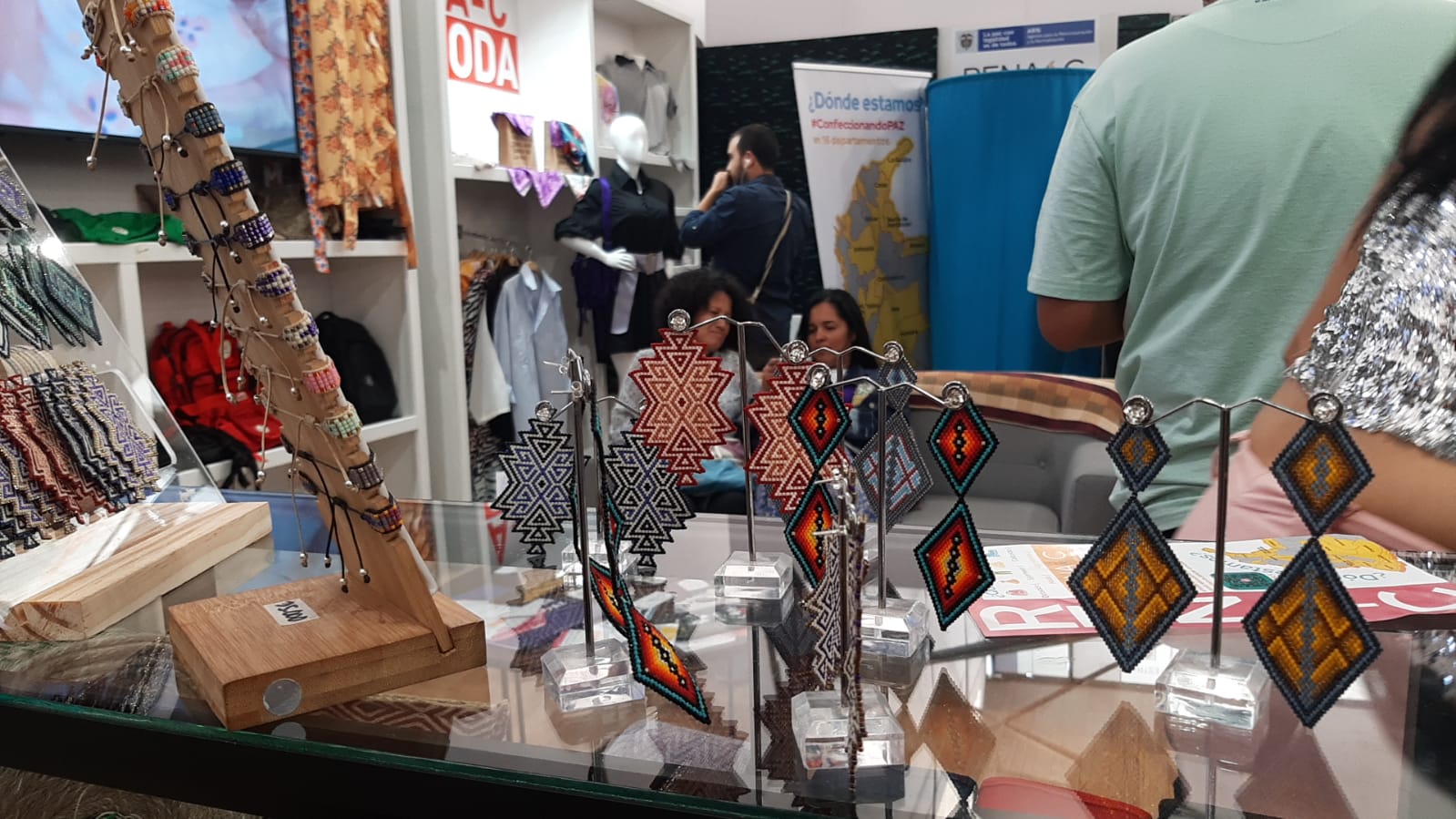 Una de las líneas que presentaron los proyectos de la Red Nacional de Confecciones por la Paz (RENA-C) fueron accesorios y artesanías.