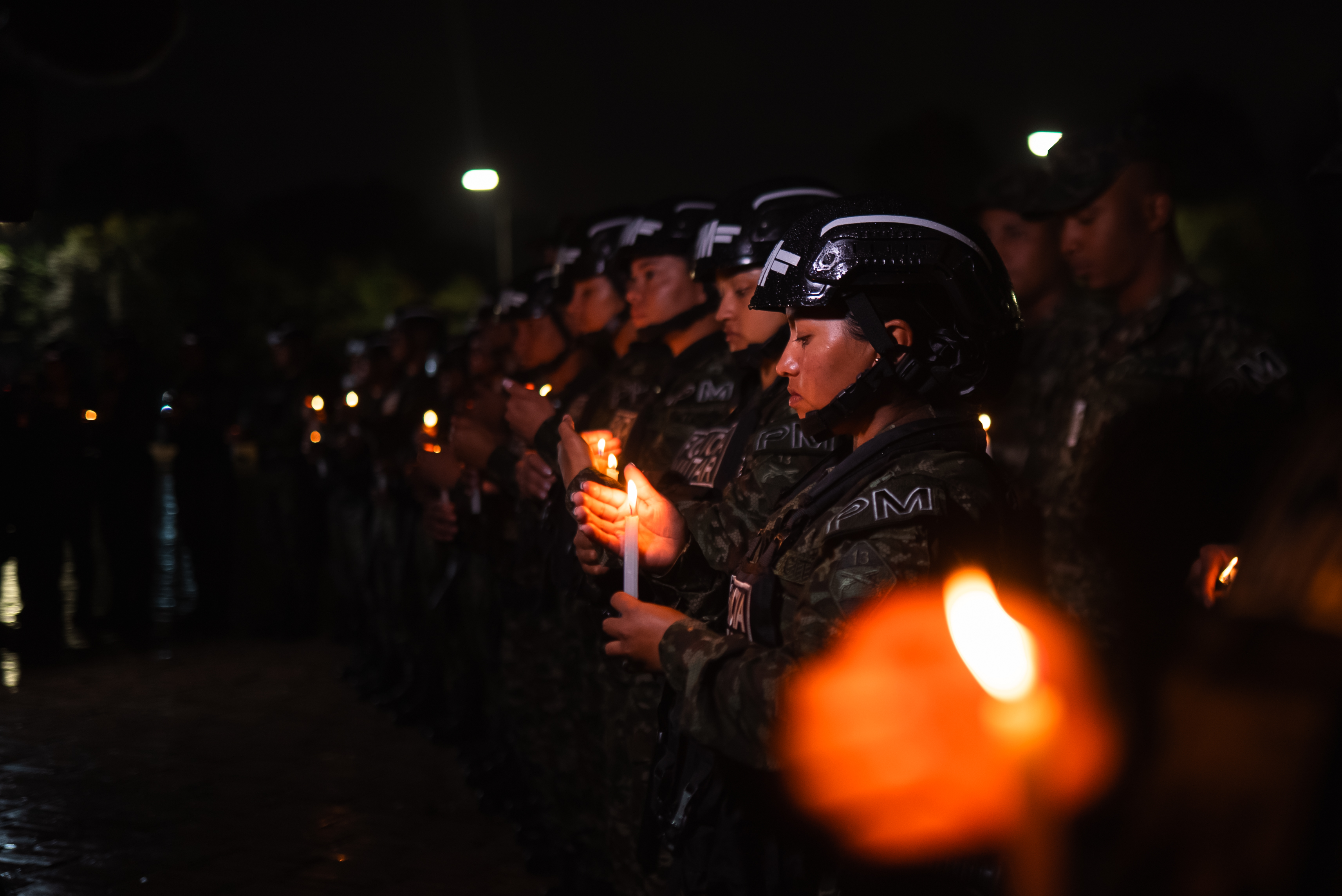 Un pequeño grupo de civiles y miembros de la fuerza pública se resguardó bajo sus paraguas en medio del Monumento a los Caídos. Con velas que iluminaban la noche en la capital, se dio el último adiós a los 69 uniformados que murieron en el accidente del avión Hércules en Puerto Leguízamo (Putumayo).