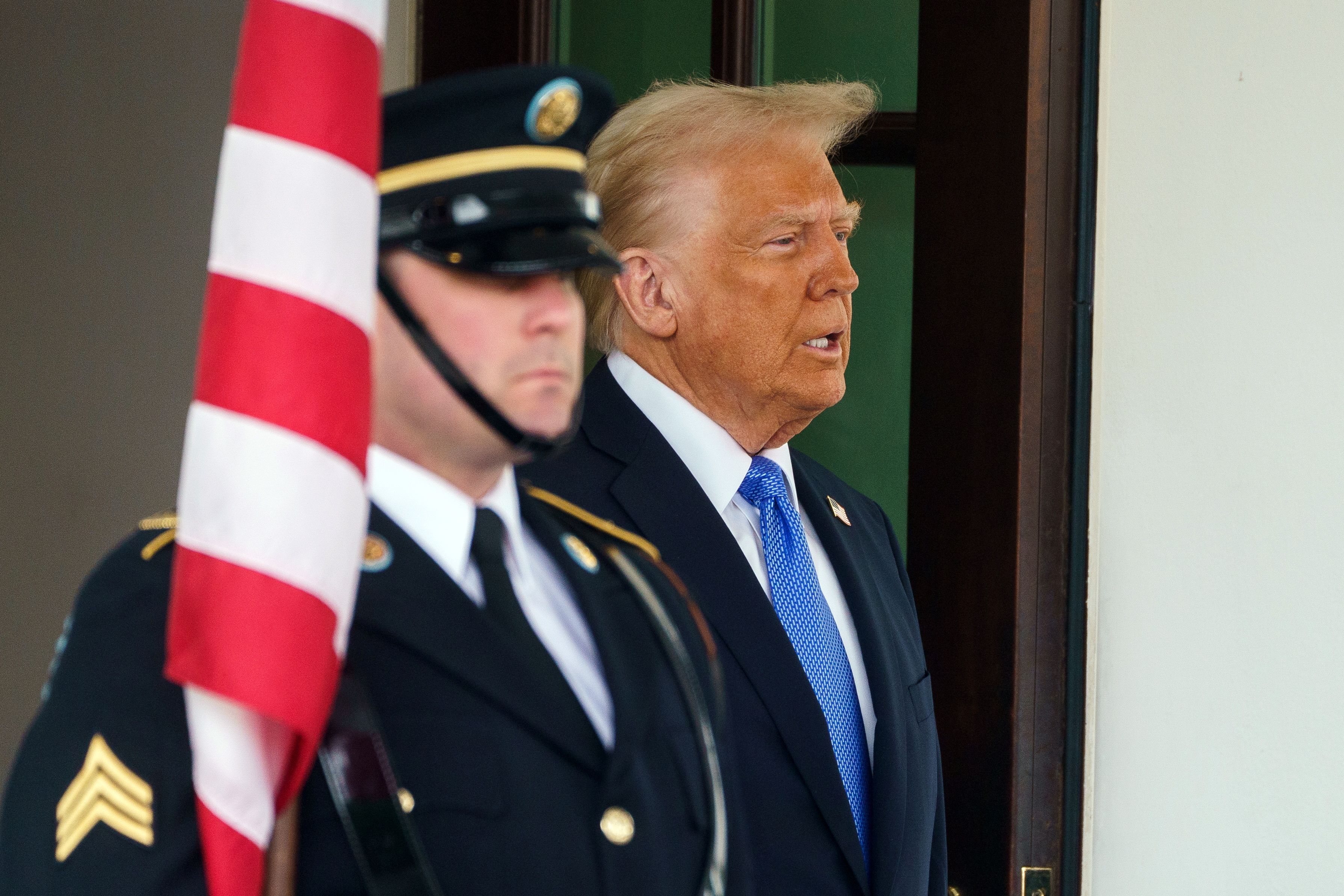 WASHINGTON (United States), 07/02/2025.- US President Donald Trump (R) waits to greet Prime Minister of Japan Ishiba Shigeru (not pictured) at the White House, Washington, DC, USA, 07 February 2025. (Japón) EFE/EPA/WILL OLIVER