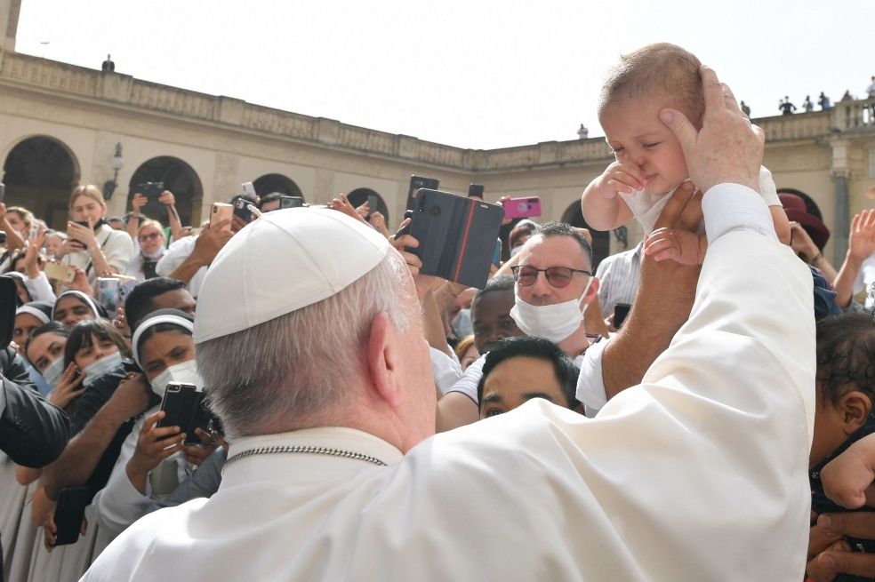 Las audiencias generales del papa, interrumpidas por la pandemia desde el pasado octubre, volvieron el 12 de mayo al patio de San Dámaso, en el interior del palacio apostólico.