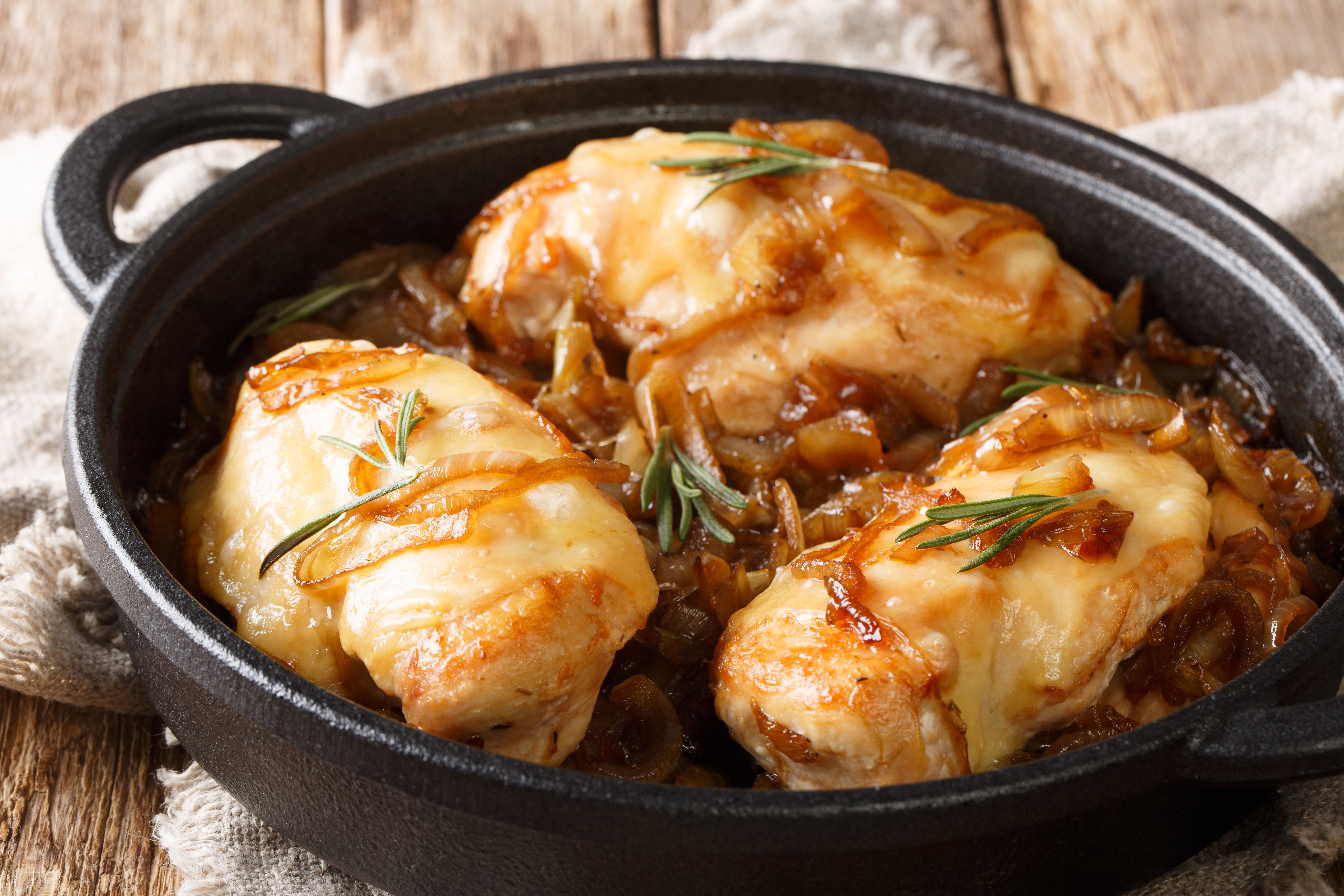 Pollo con cebolla caramelizada